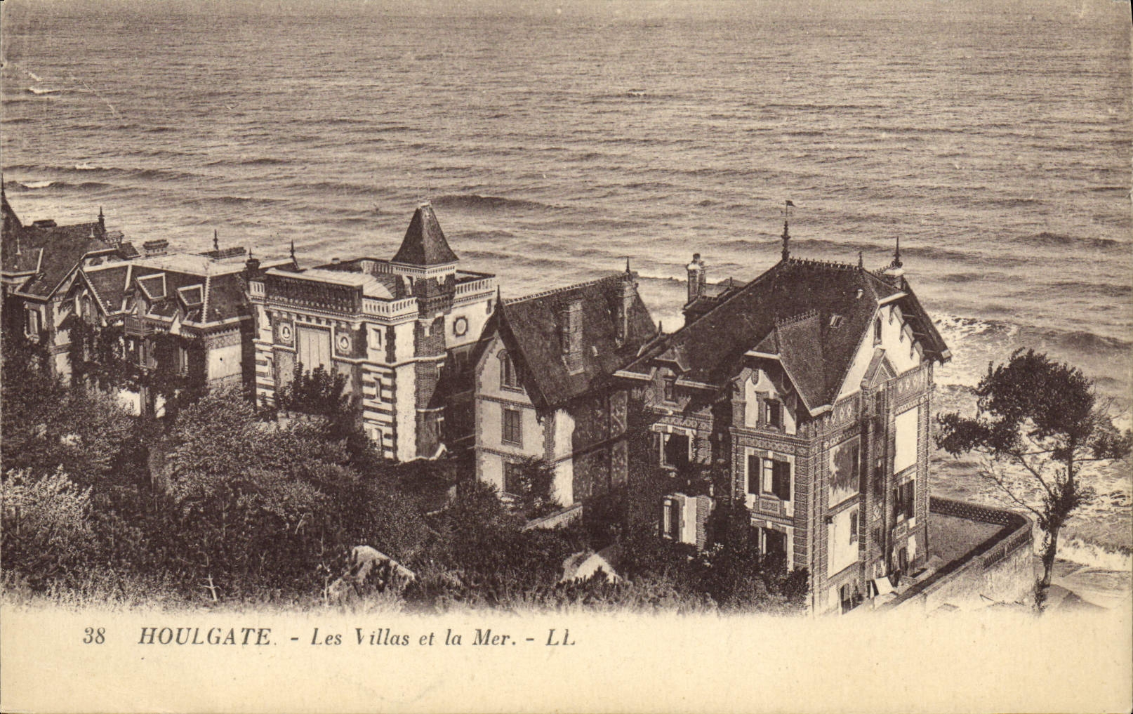 VINTAGE POSTCARD Houlgate Villas and Sea
