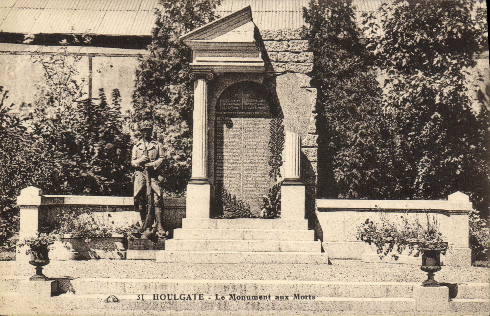 VINTAGE POSTCARD Houlgate the War memorial Militaria