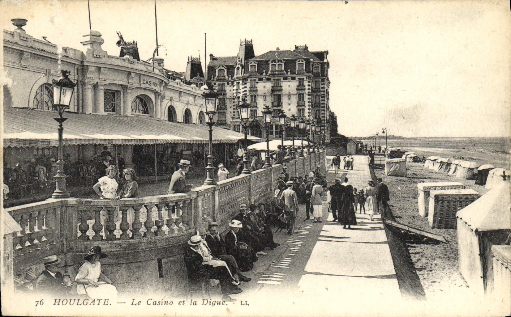 CPA Houlgate Le Casino et le Digue 
