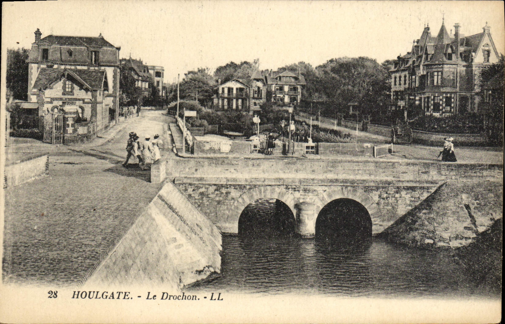 VINTAGE POSTCARD Houlgate Drochon