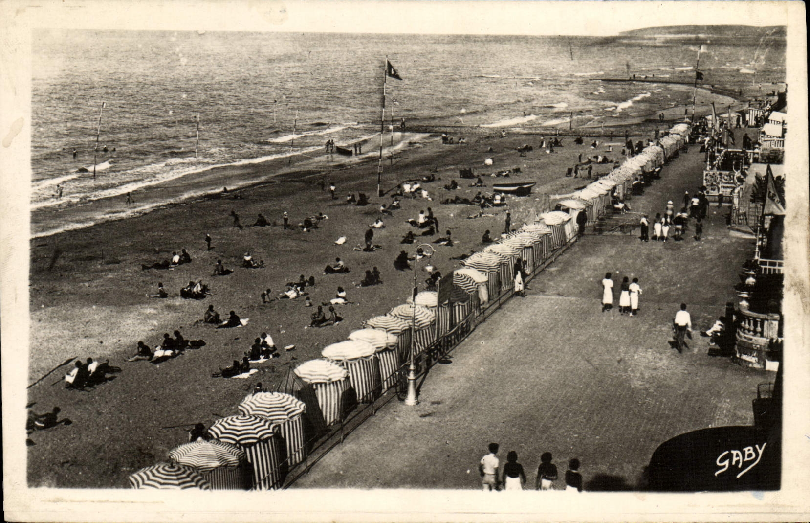 POSTAL Houlgate de la VENDIMIA que la playa como el cuervo vuela