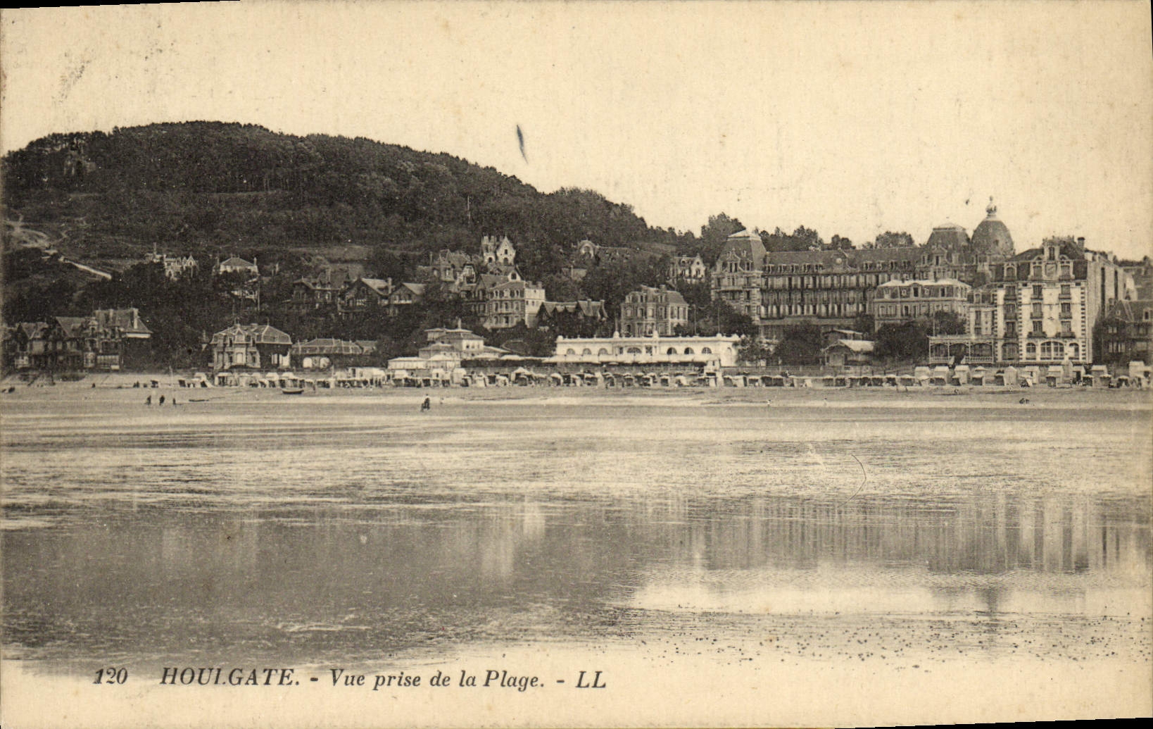 CPA Houlgate Vue prise de la Plage 