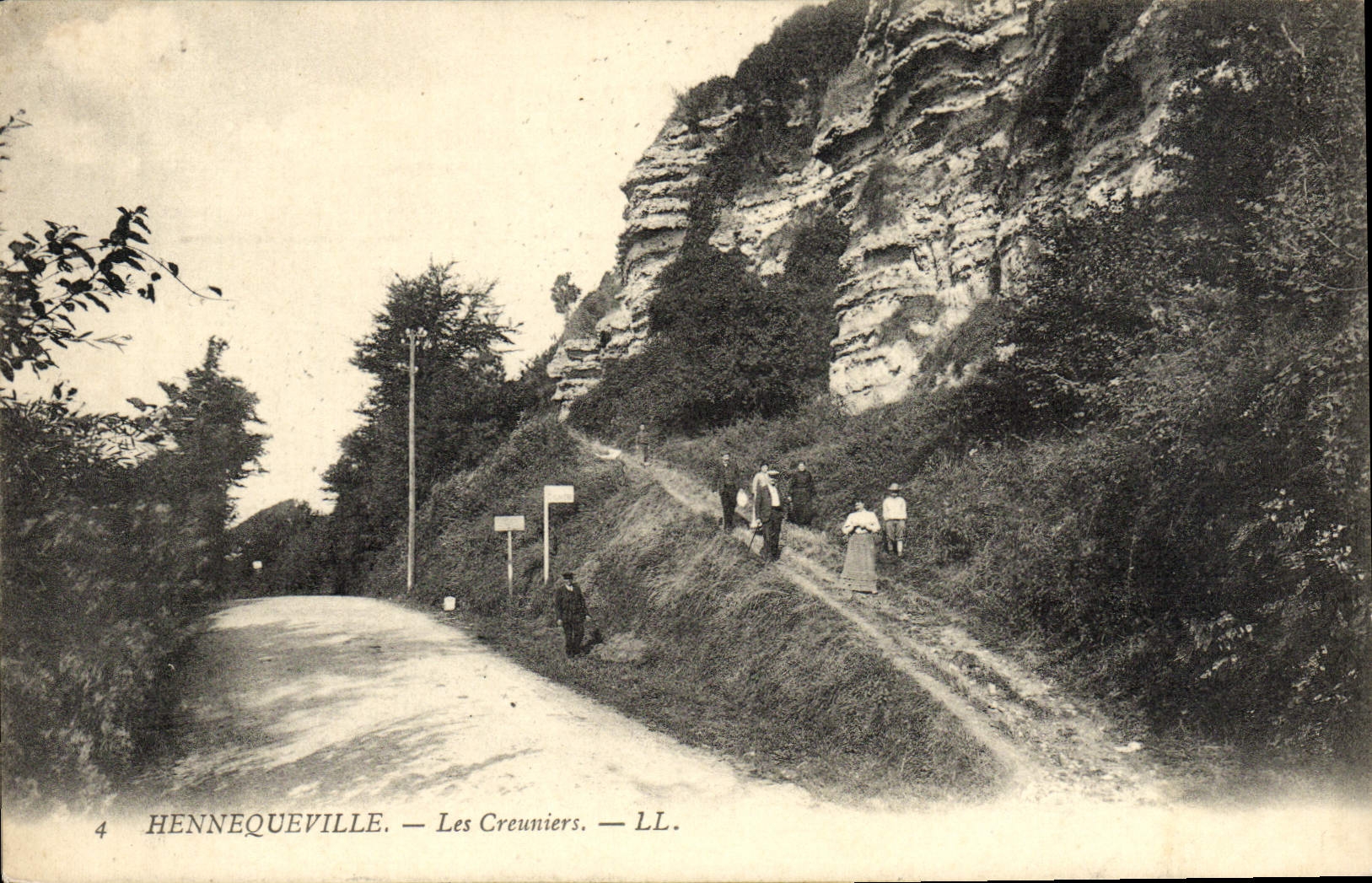 VINTAGE POSTCARD Hennequeville Creuniers