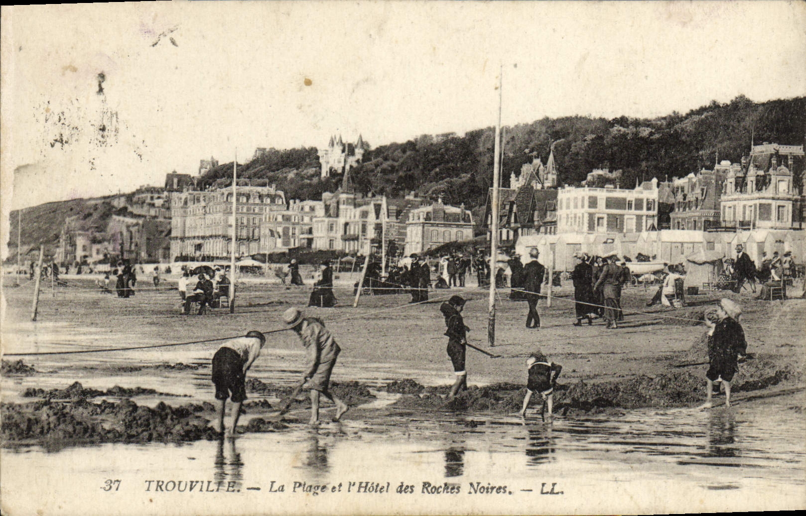 CPA Trouville La Plage et l'Hotel des Roches Noires