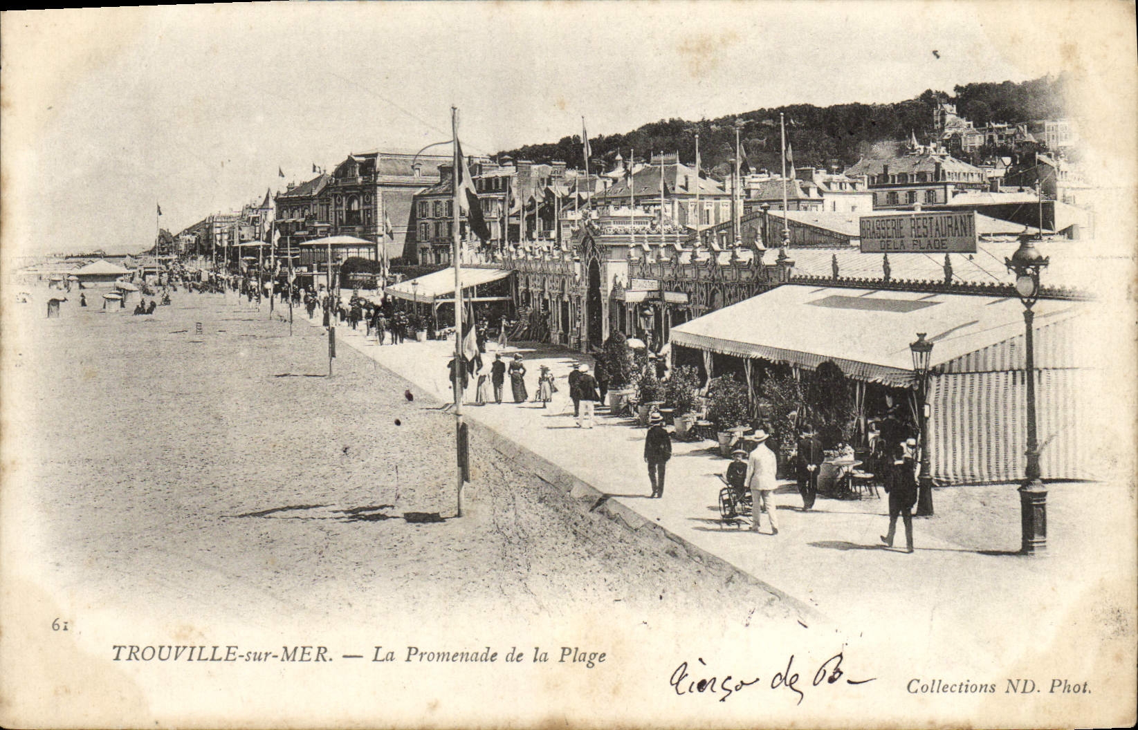 CPA Trouville sur Mer La Promenade de la Plage