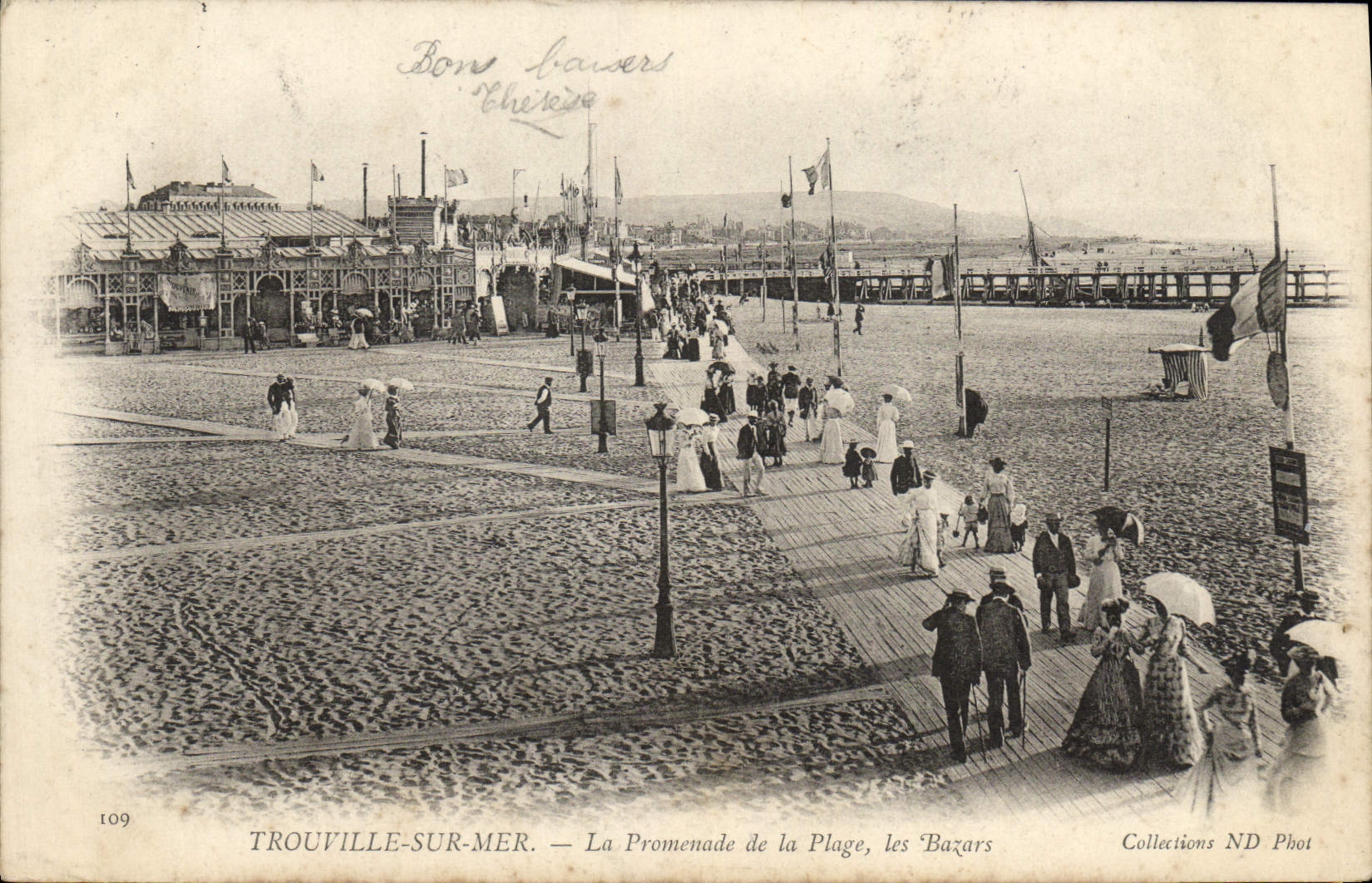 CPA Trouville sur Mer La Promenade de la Plage 