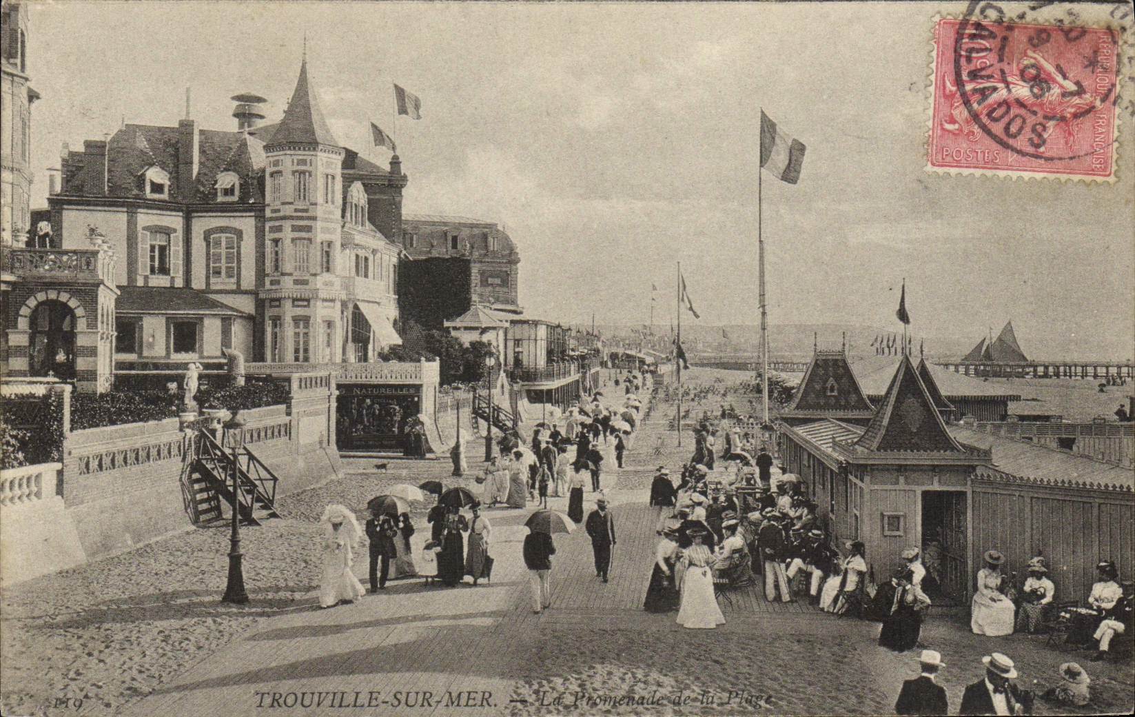 CPA Trouville sur Mer La Promenade de la Plage 