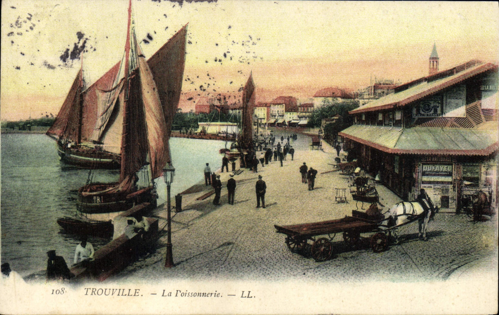 CPA Trouville La Poissonnerie Bateau