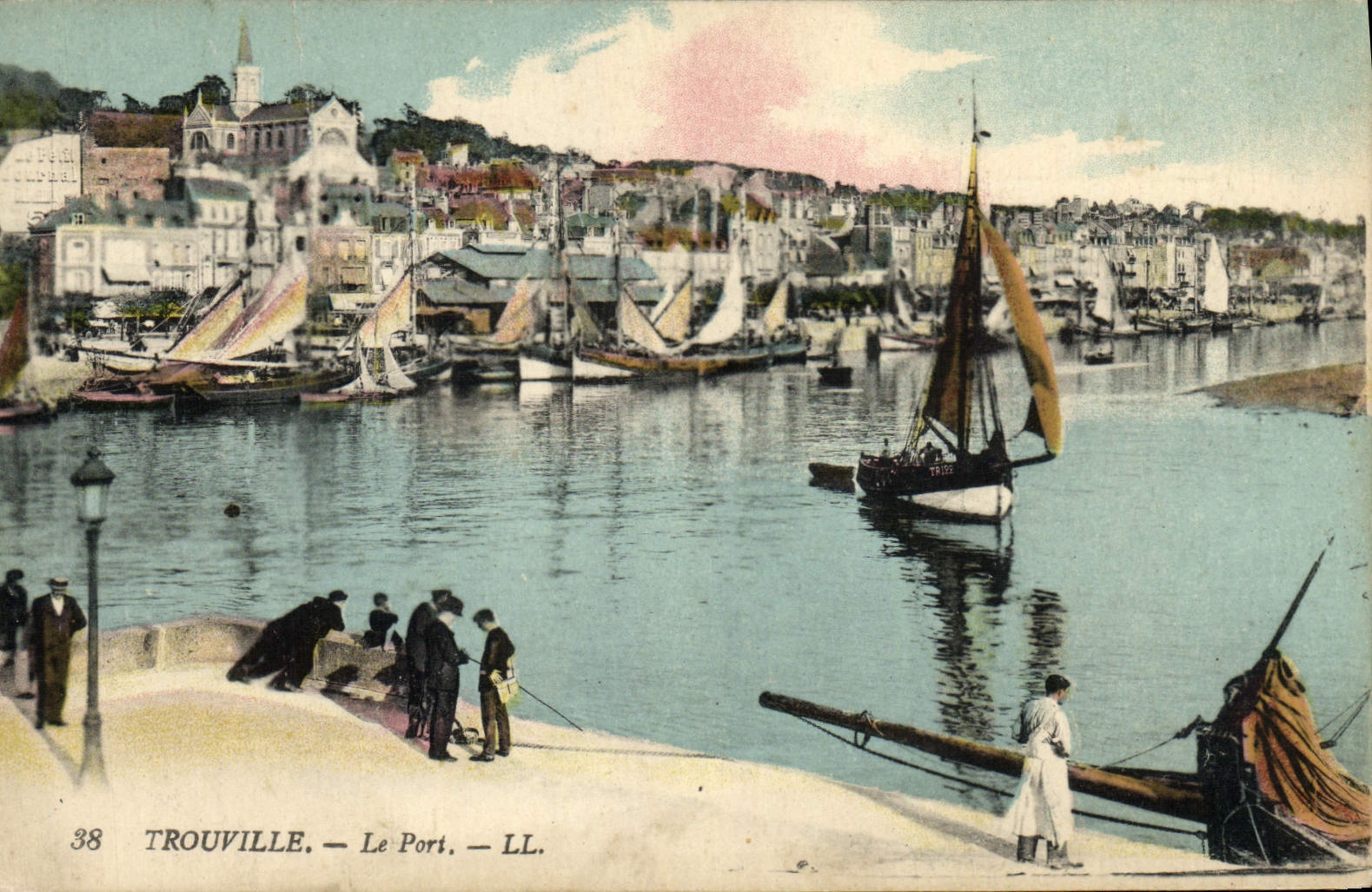 CPA Trouville Le Port Bateaux Peche Pecheur 