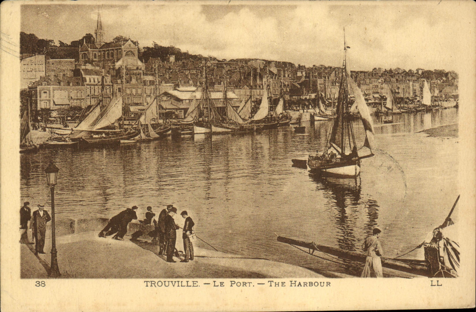 CPA Trouville Le Port Bateaux Peche Pecheur