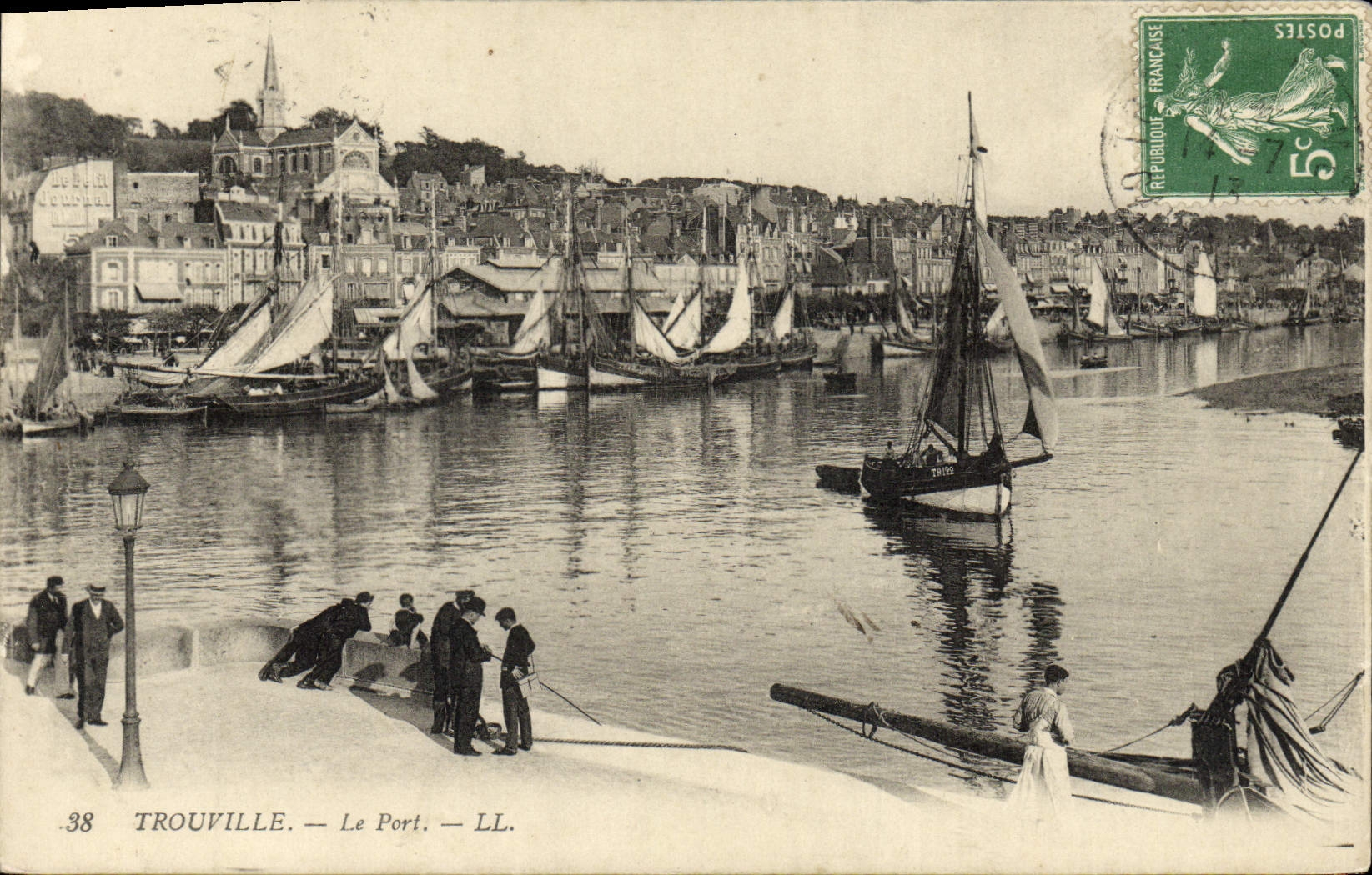 CPA Trouville Le Port Bateaux