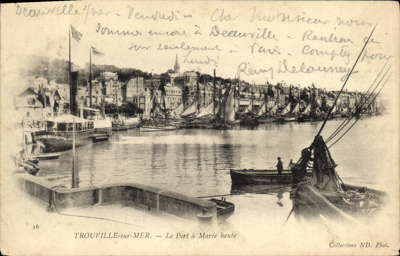 CPA Trouville Sur Mer Le port a maree haute Bateaux