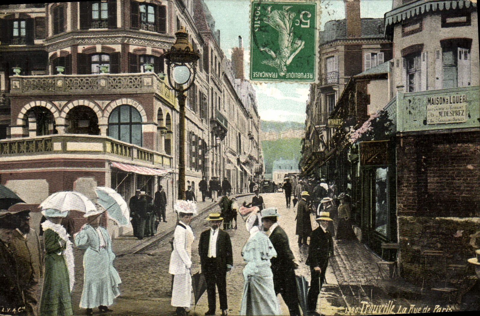 CPA Trouville La rue de Paris 