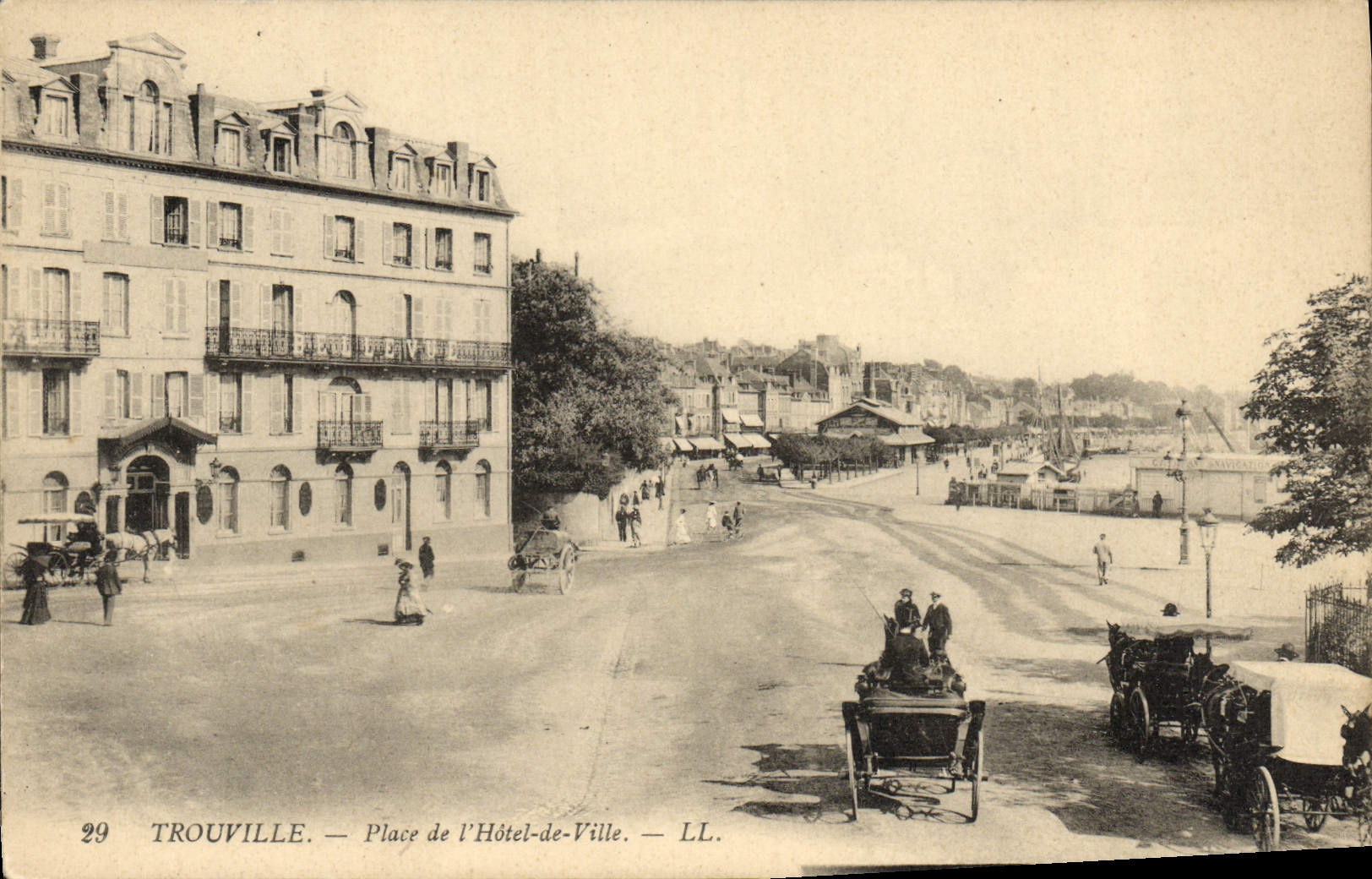 CPA Trouville Place De L'Hotel de Ville