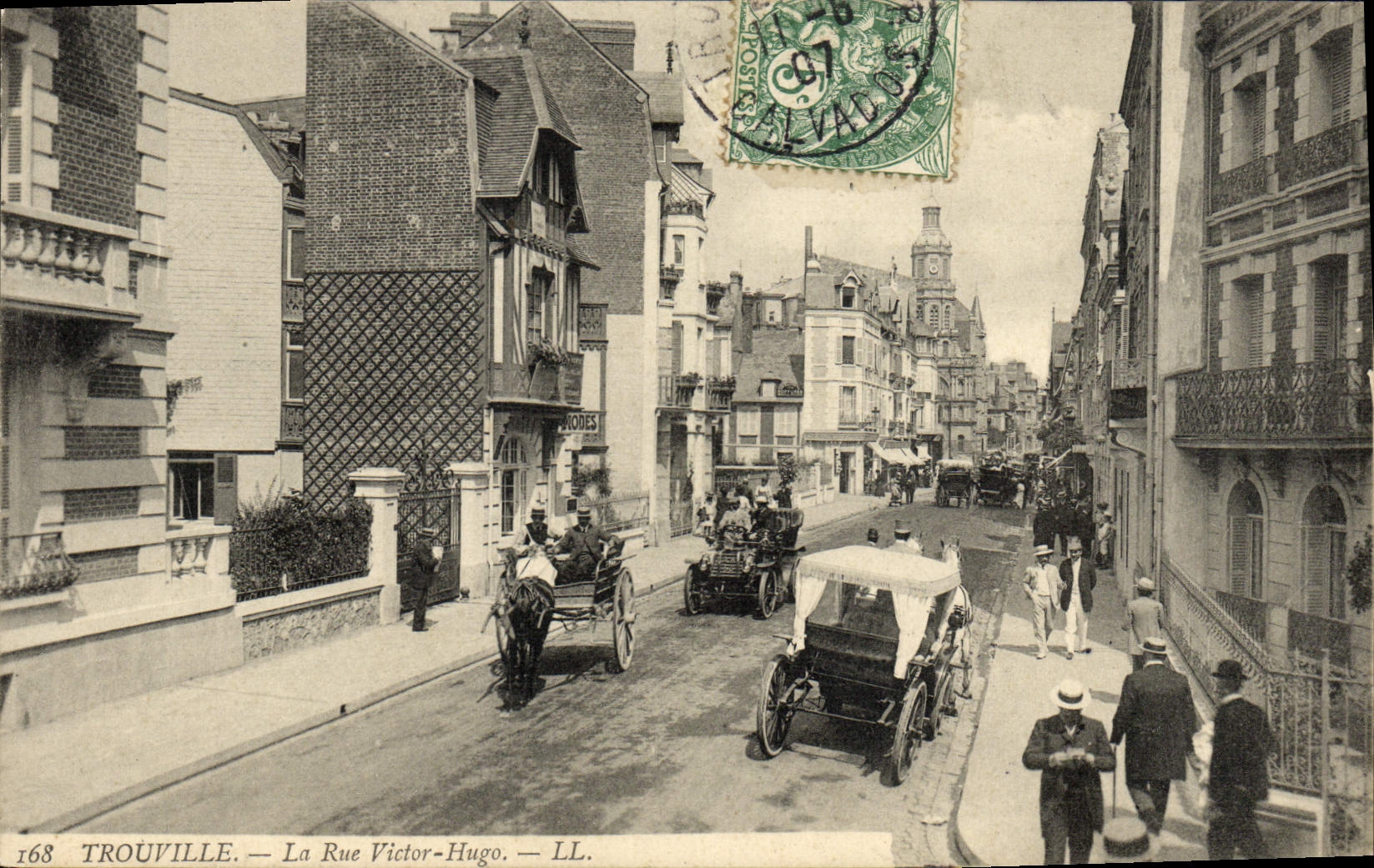 CPA Trouville La Rue Victor Hugo Automobile