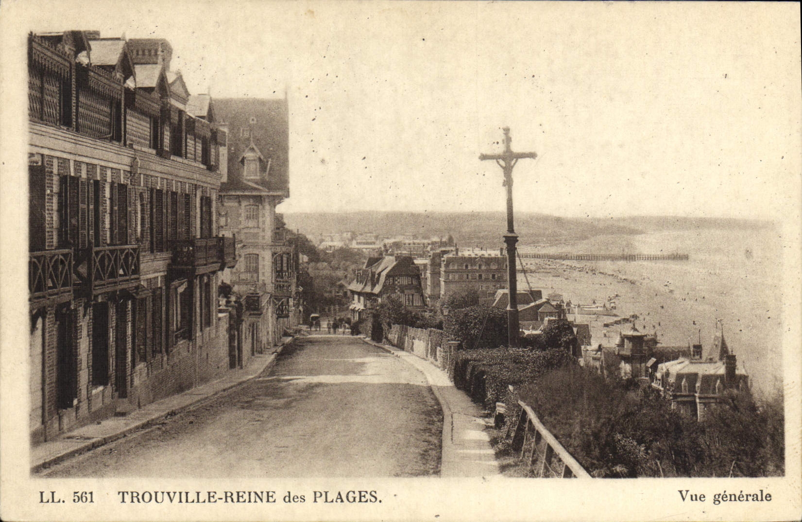 CPA Trouville La reine des plages Vue generale