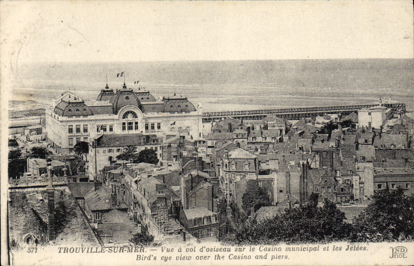 CPA Trouville Sur Mer Vue a vol d'oiseau sur le casino municipal et les jetees