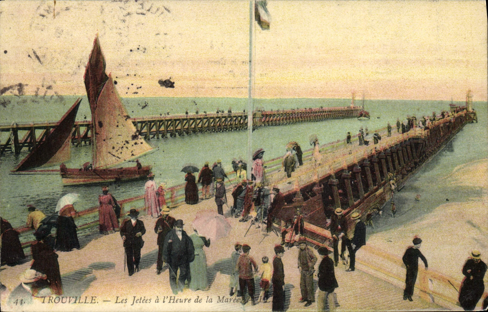 CPA Trouville Les jetees a l'heure de la maree
