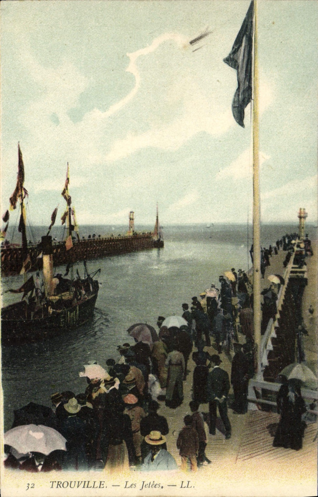 CPA Trouville Les jetees Bateau