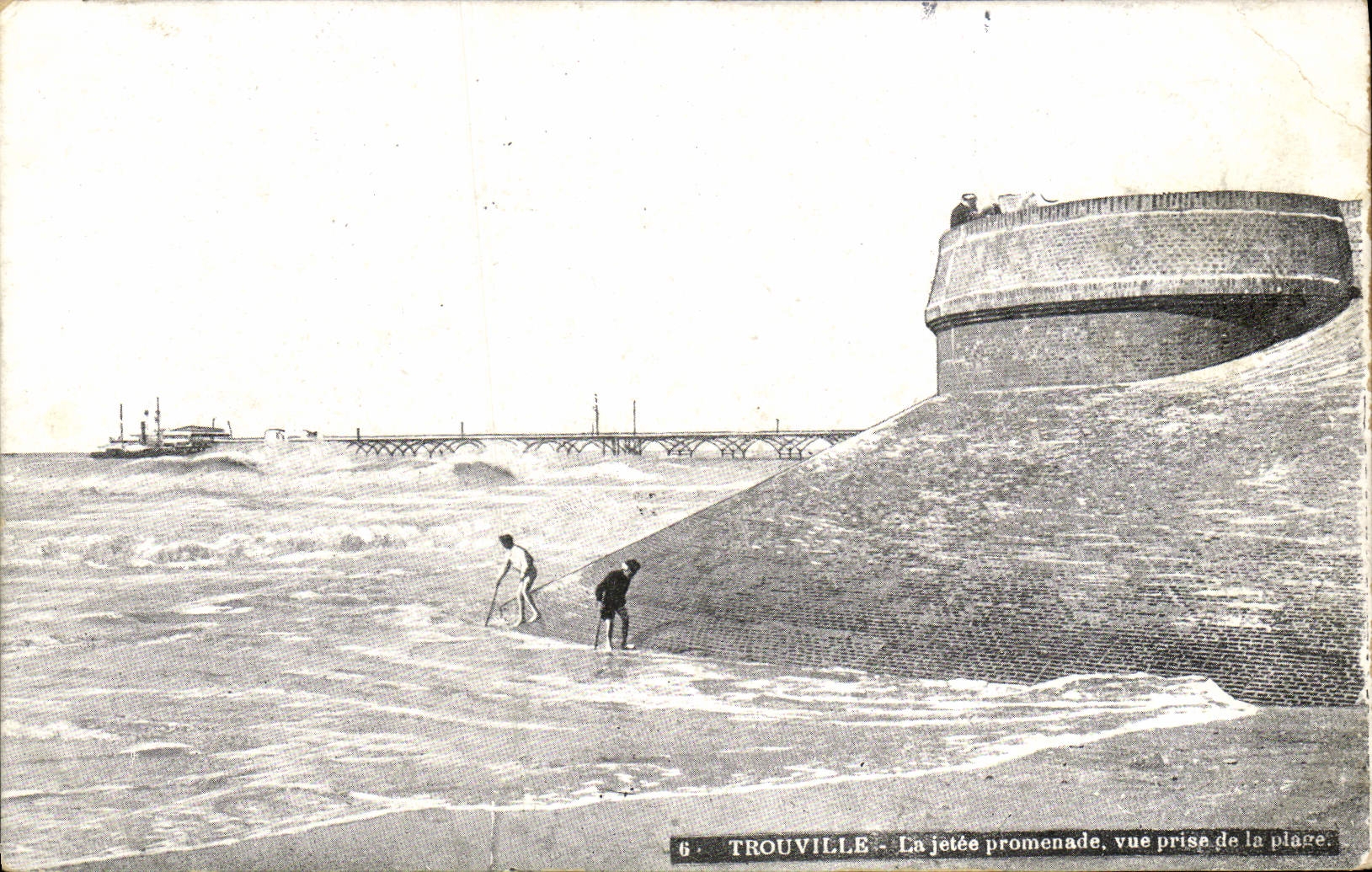 CPA Trouville La jetee promenade vue prise de la plage