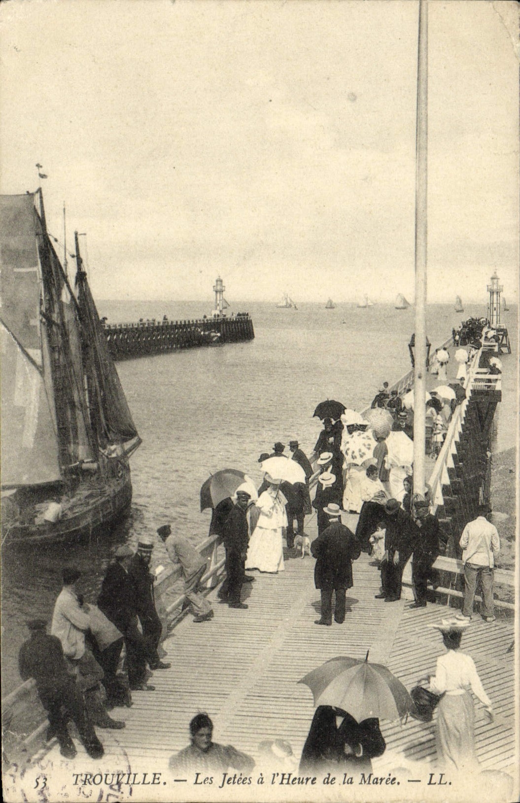 CPA Trouville Les jetees a i'heure de la maree Bateau