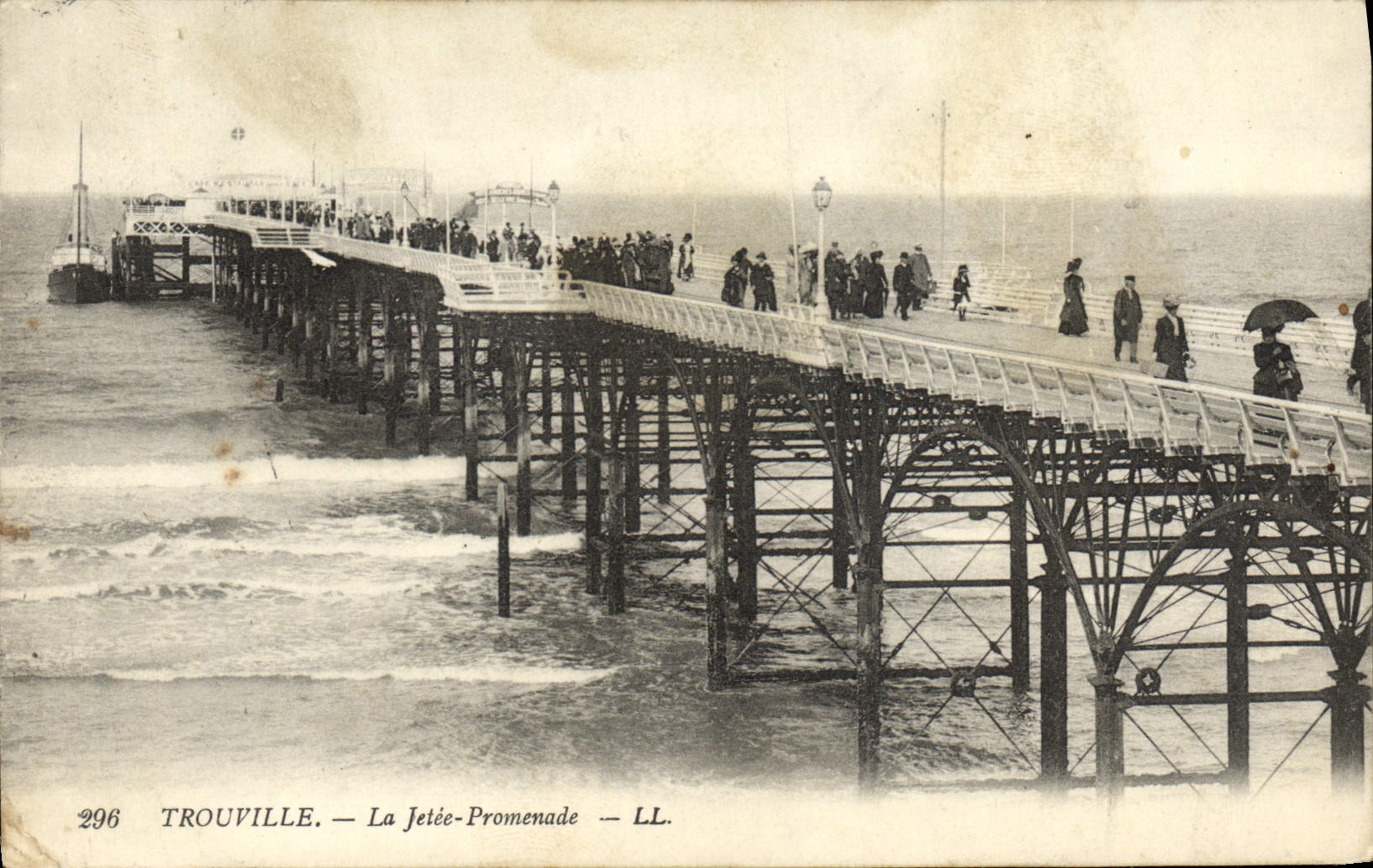 CPA Trouville La jetee promenade Bateau