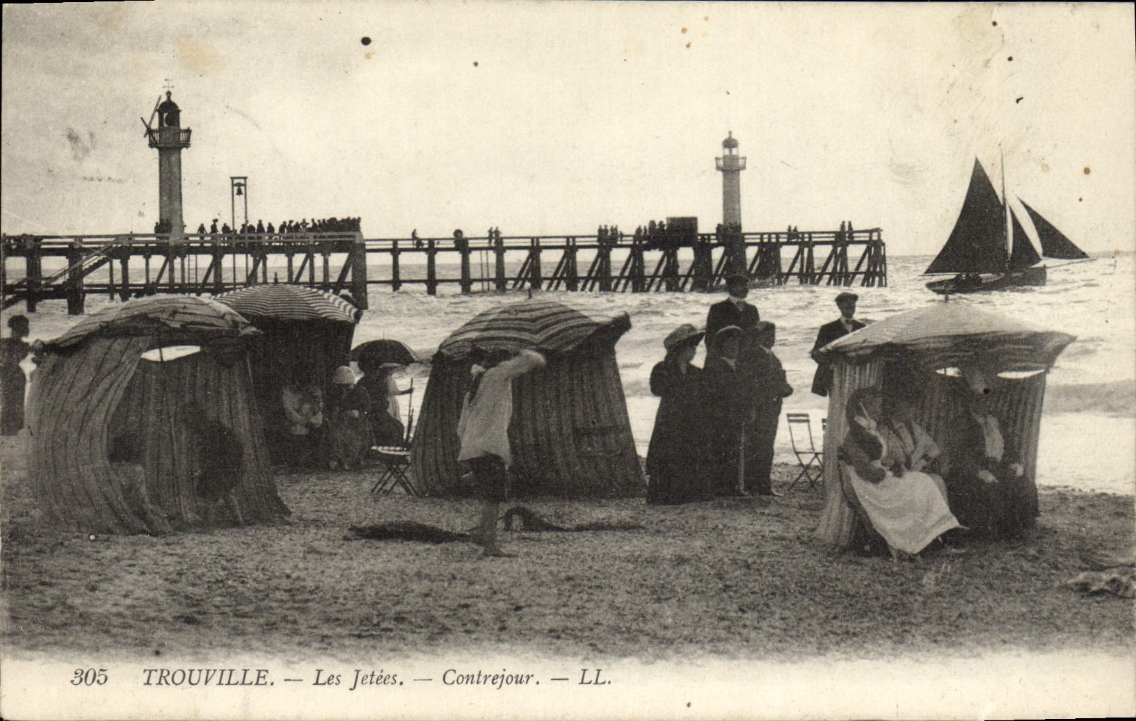 CPA Trouville Les jetees contrejour