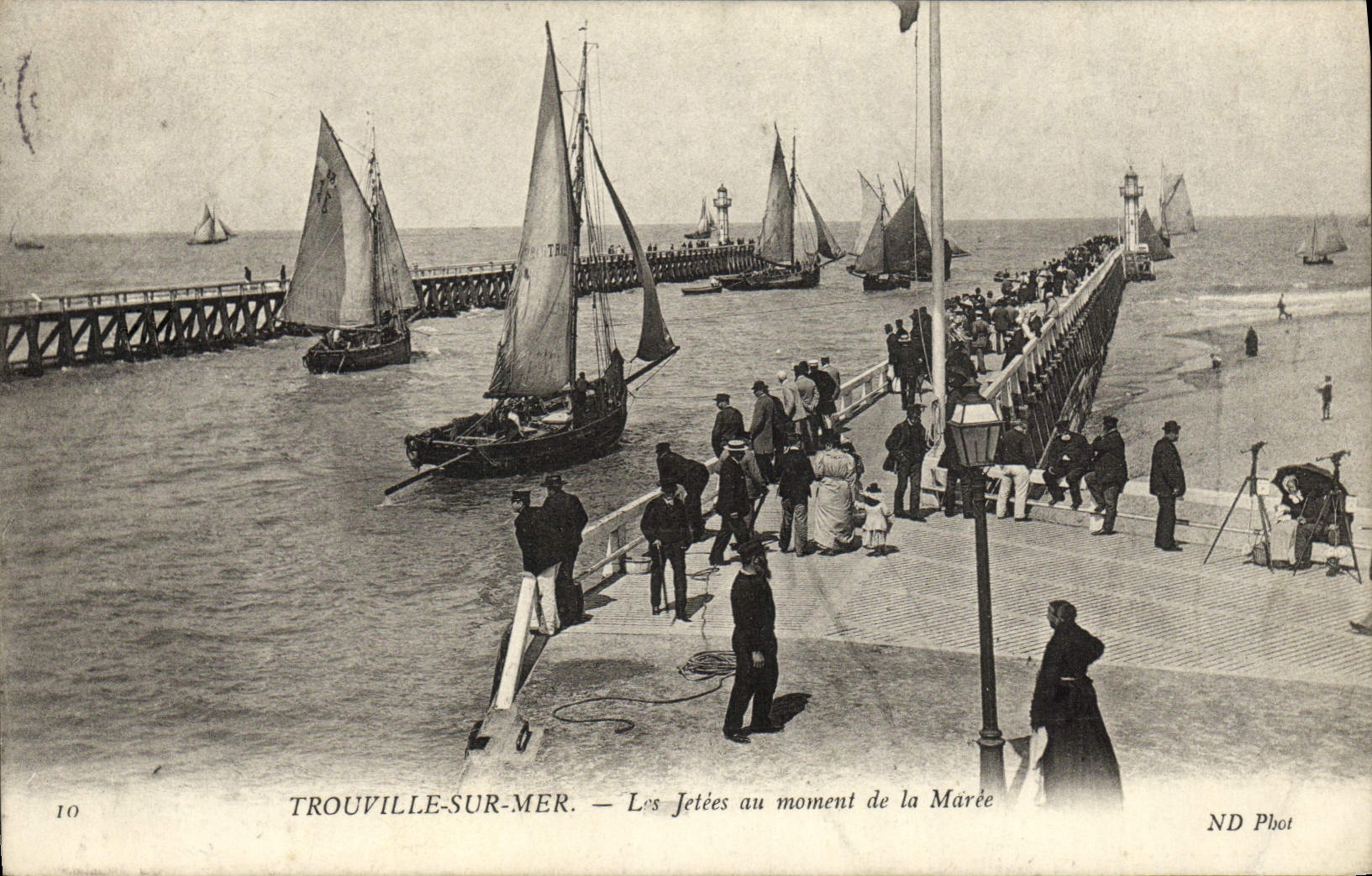 CPA Trouville Sur Mer les jetees au moment de la maree Bateaux