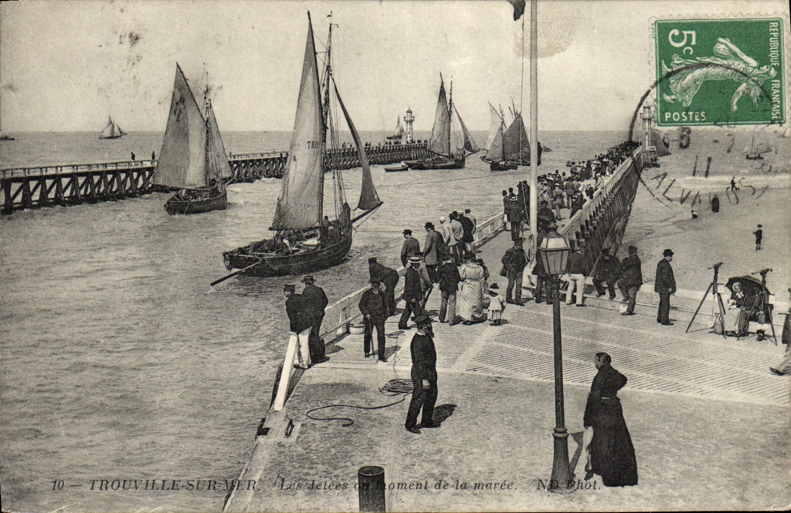 VINTAGE POSTCARD Trouville piers at the time of the tide Boats