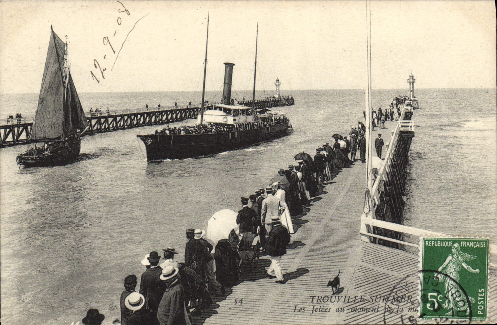 CPA Trouville Sur Mer les jetees au moment de la maree Bateaux 
