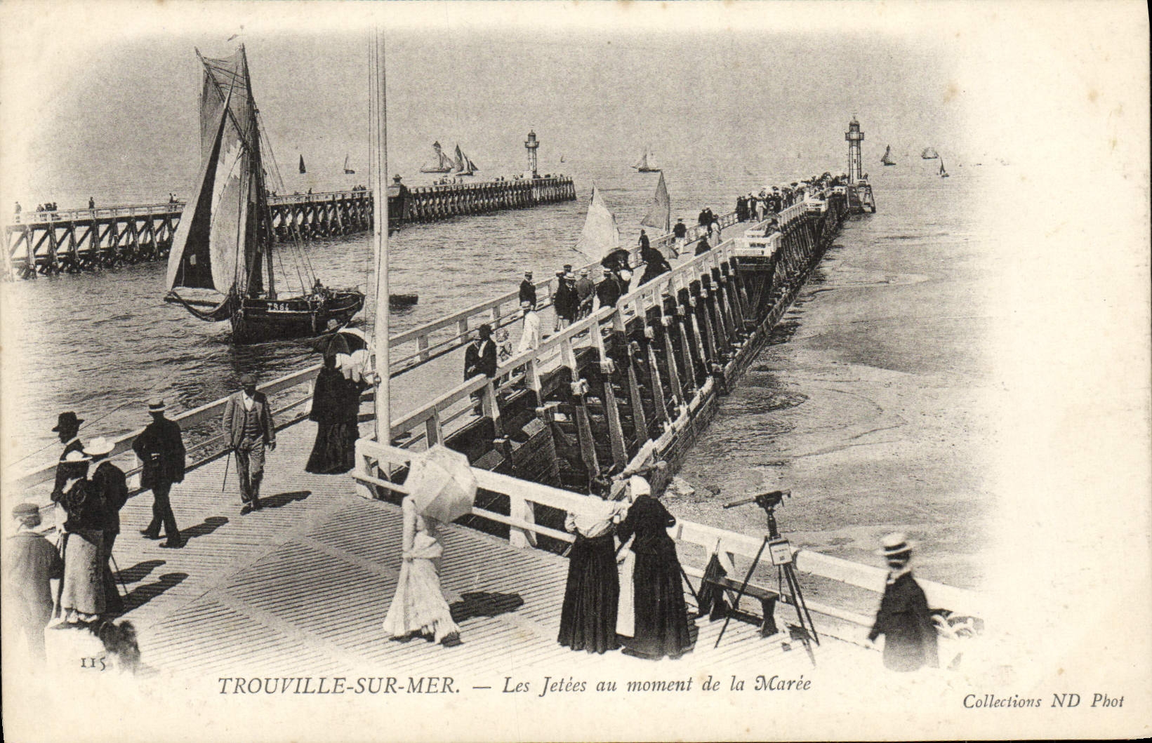 CPA Trouville Sur Mer Les jetees au moment de la maree Bateau