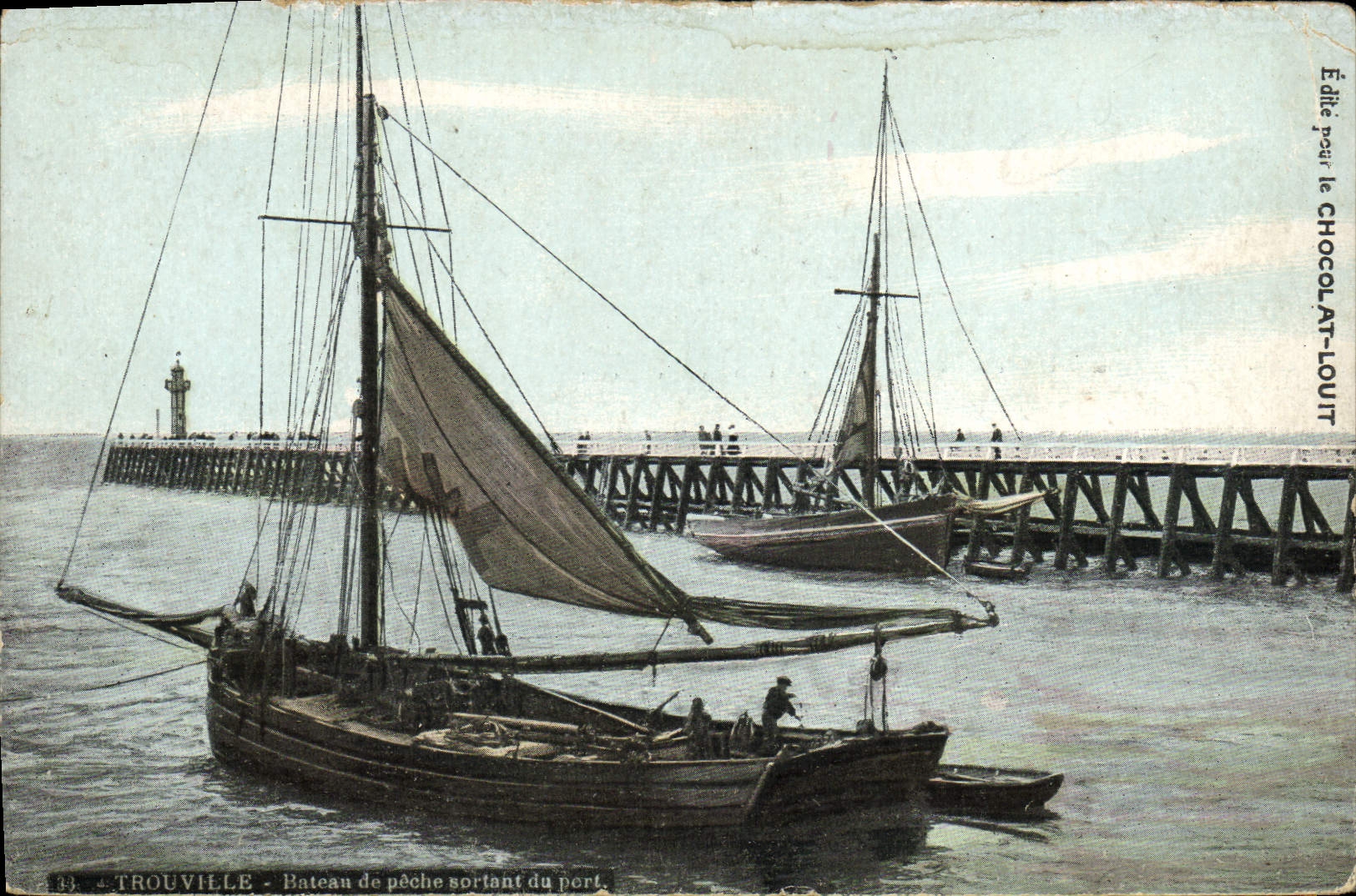 CPA Trouville Bateau de peche sortant du port