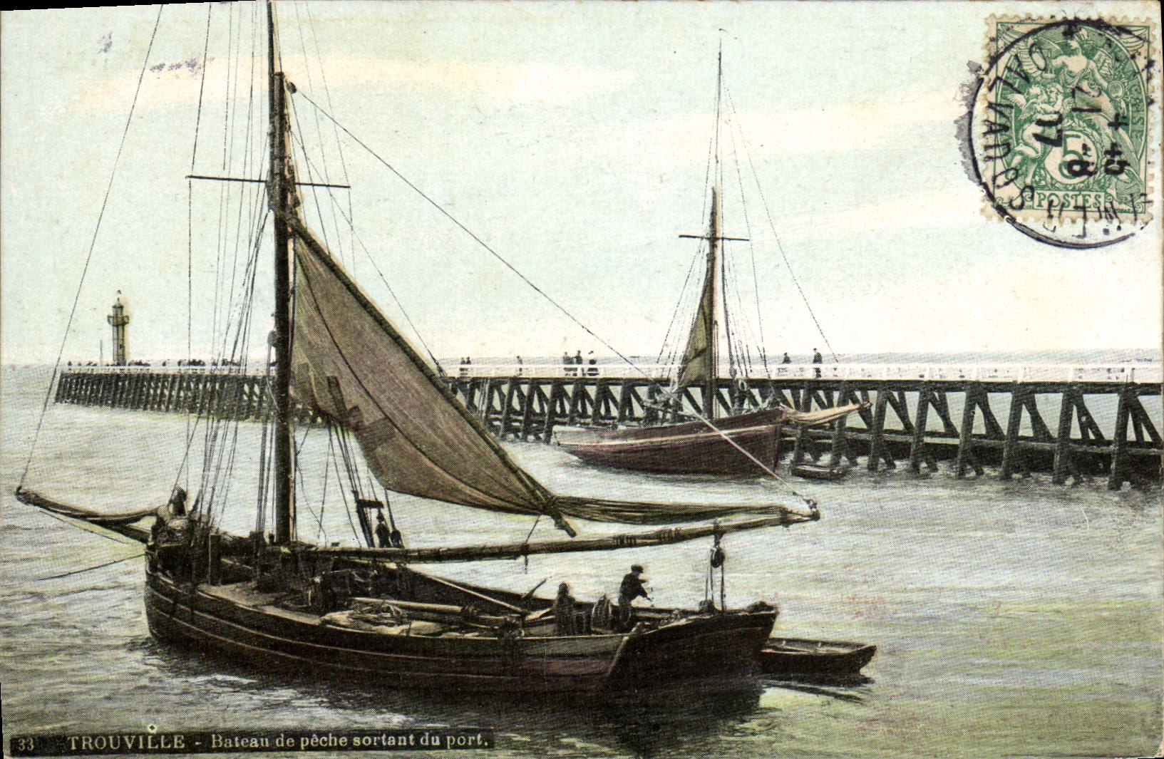 CPA Trouville Bateau de peche sortant du port