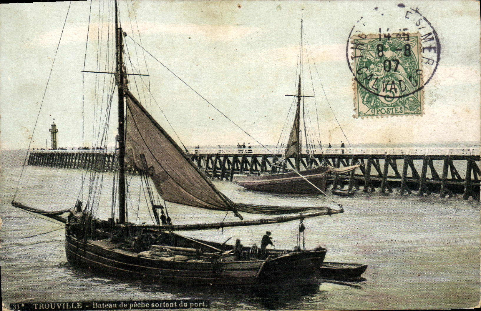 CPA Trouville Bateau de peche sortant du port