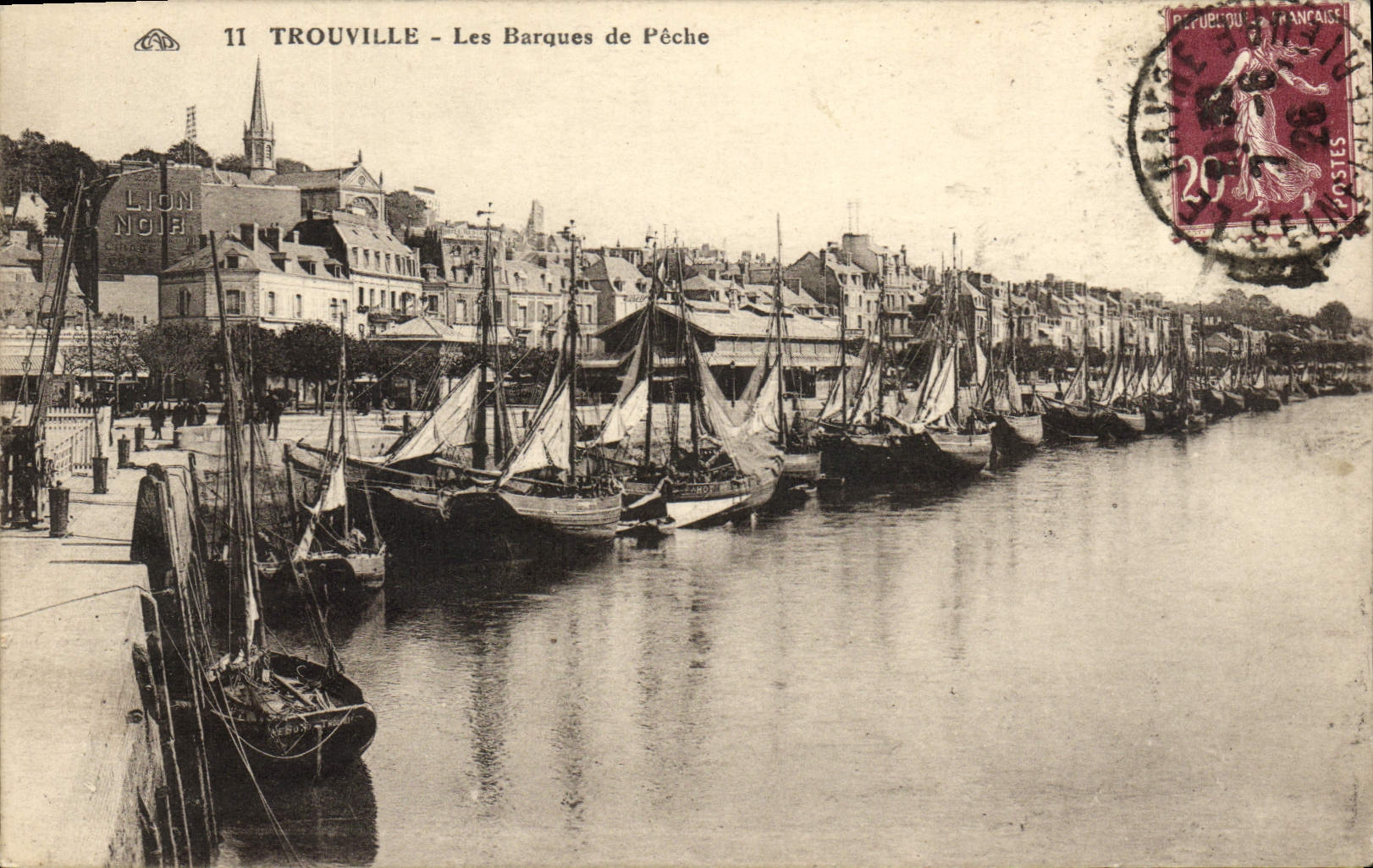CPA Trouville Les Barques de peche Bateaux