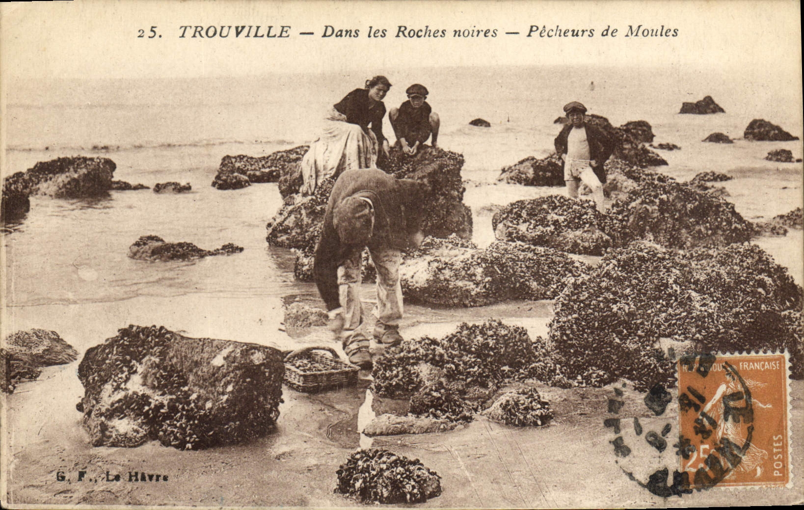 CPA Trouville Dans les roches noires pecheurs de moules Peche