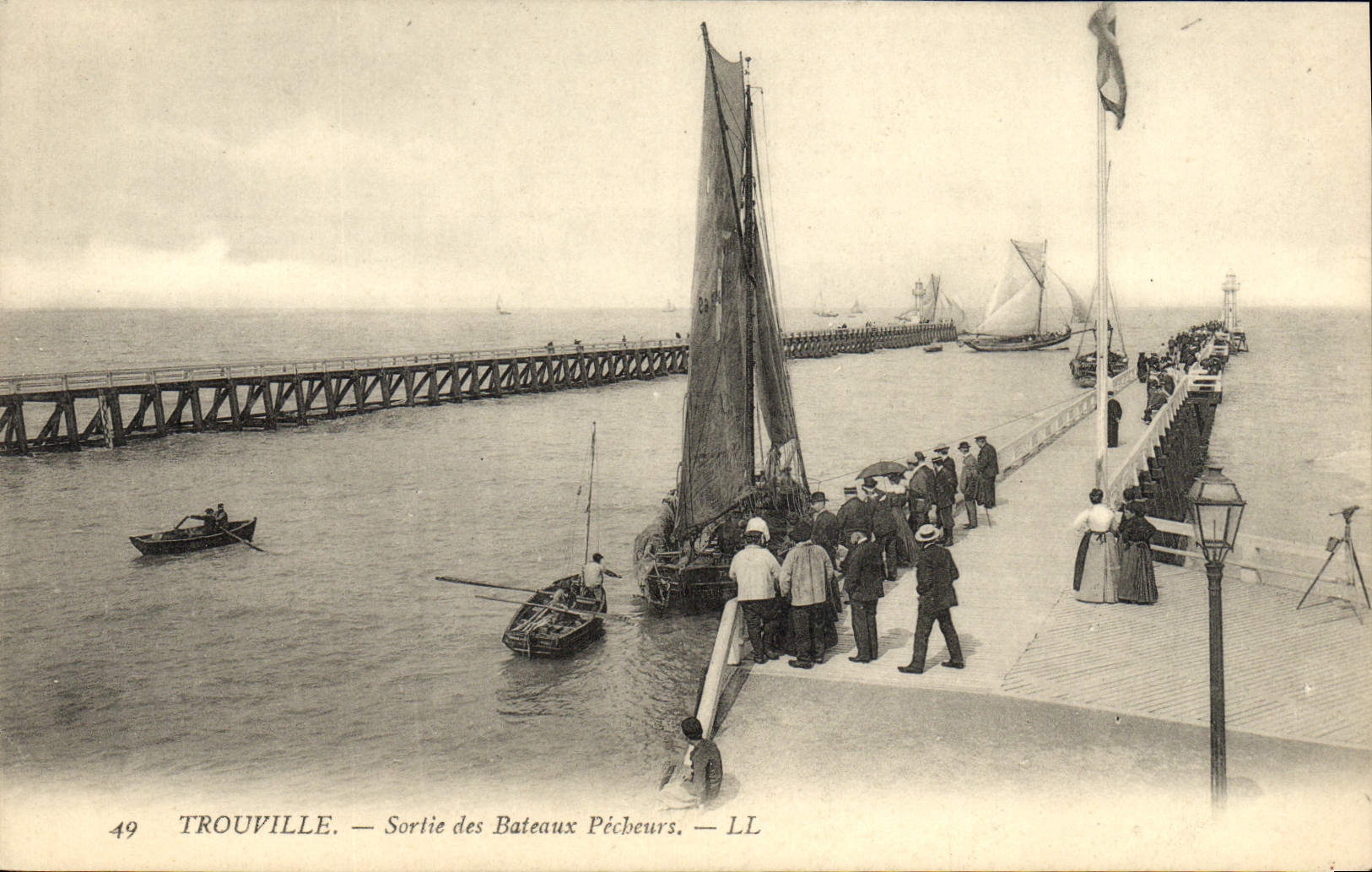 VINTAGE POSTCARD Trouville Left the sinning boats