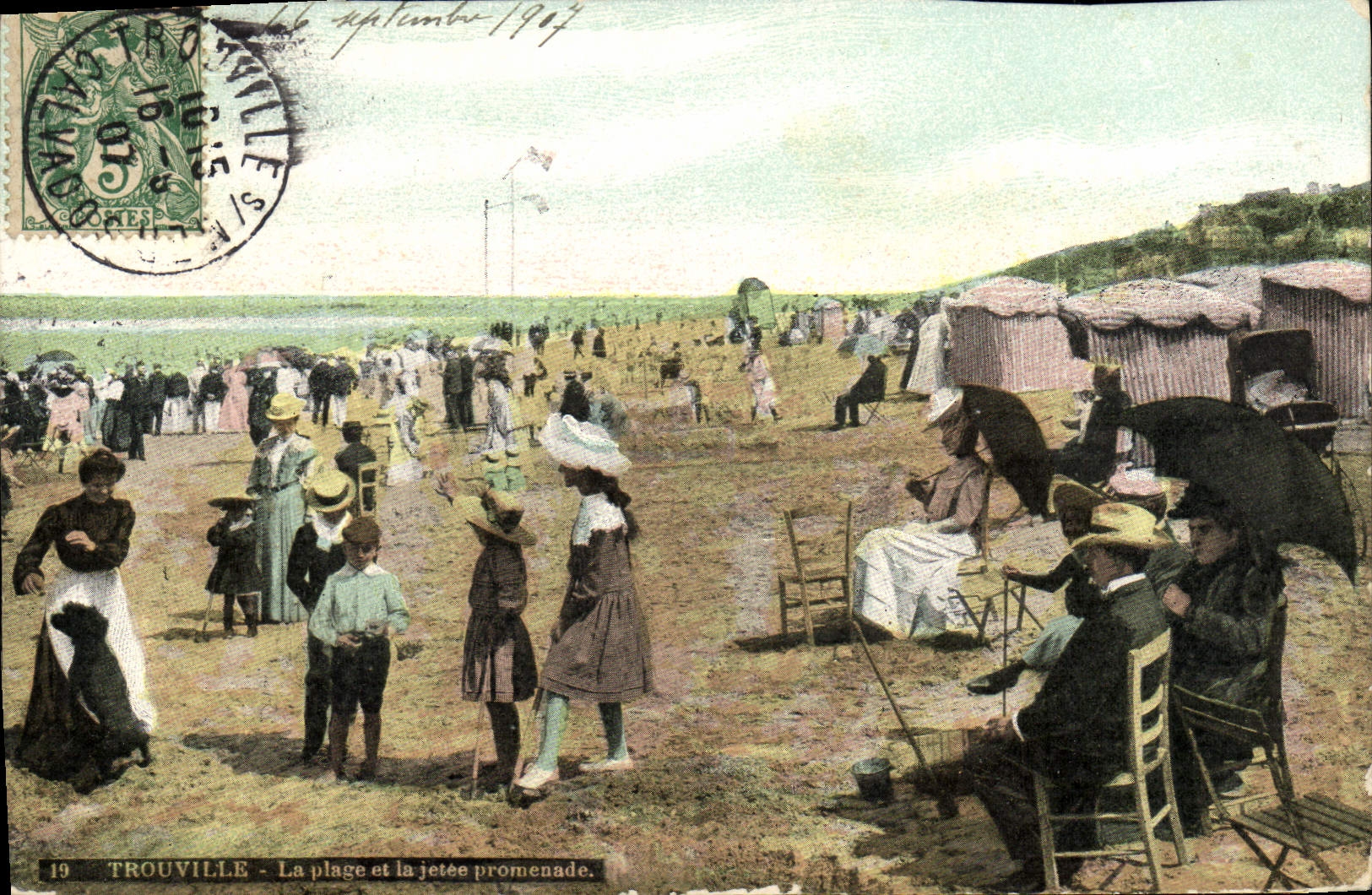 CPA Trouville La plage et la jetee promenade