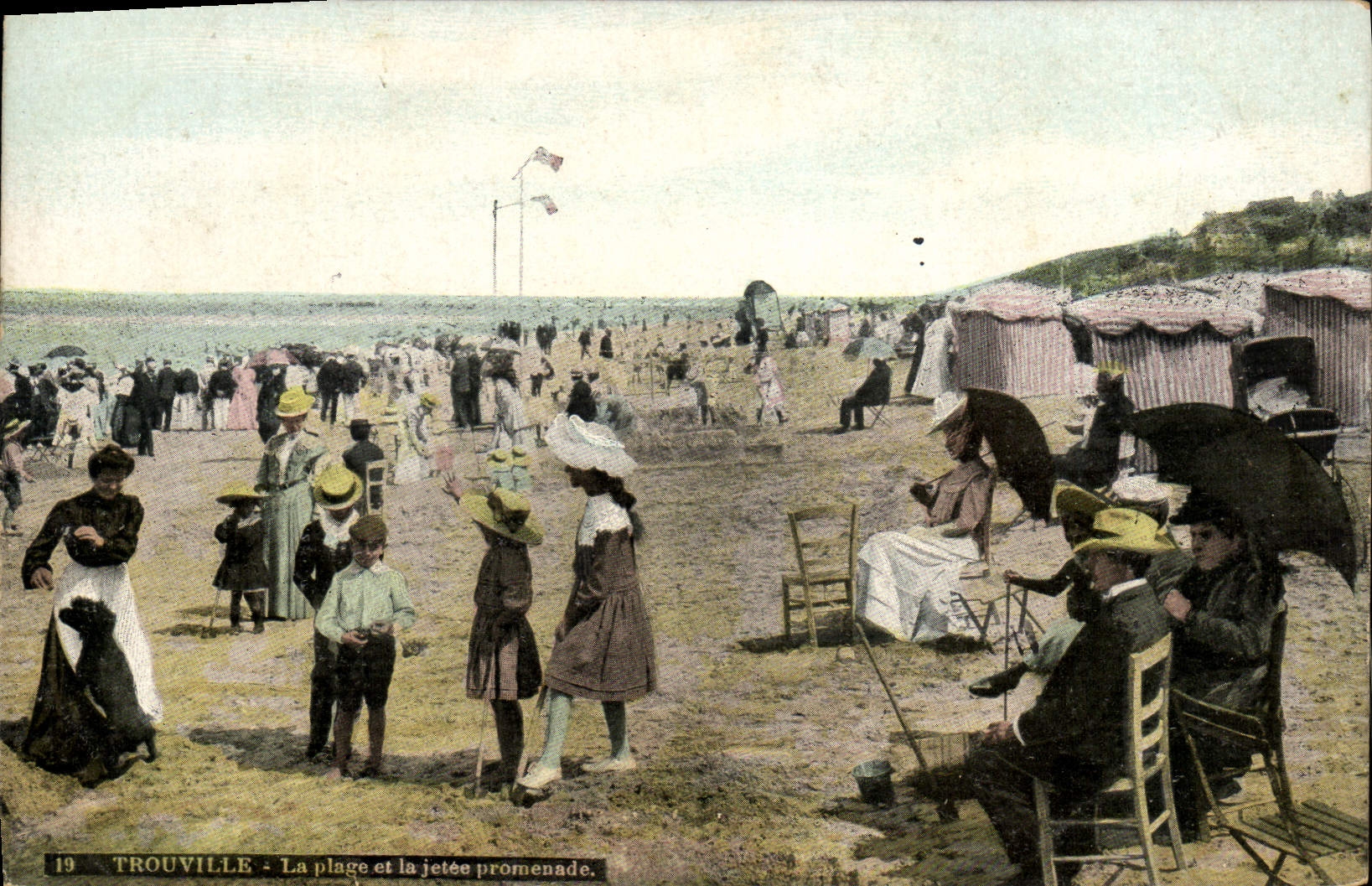 CPA Trouville La plage et la jetee promenade