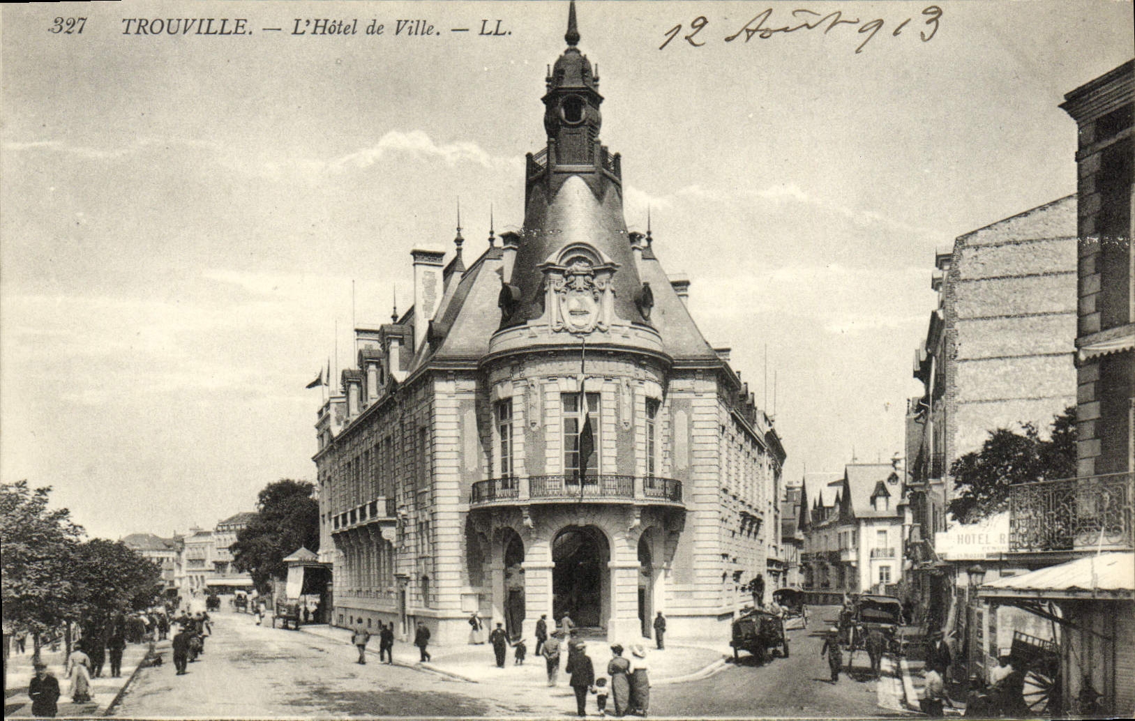 CPA Trouville l'hotel de ville