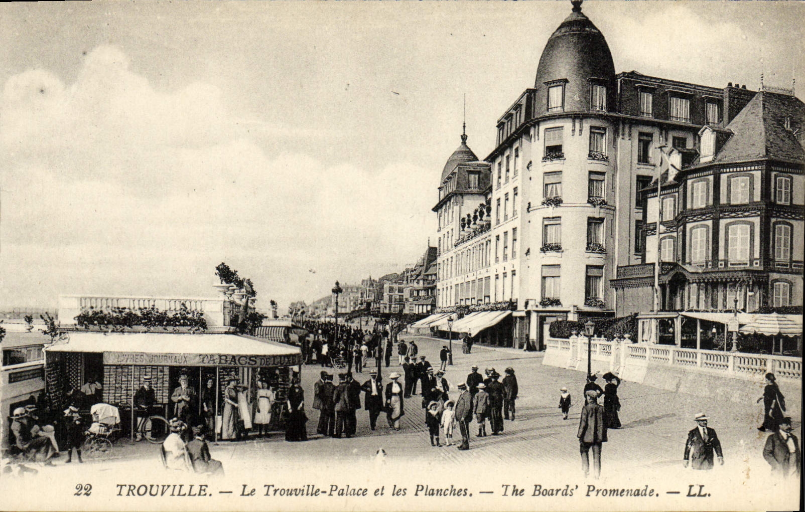 CPA Trouville Le trouville palace et les planches 