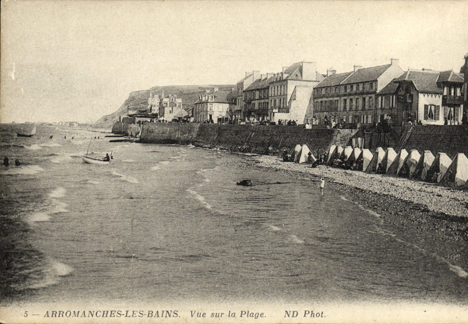 Baños de Arromanches de la POSTAL de la VENDIMIA vistos en la playa