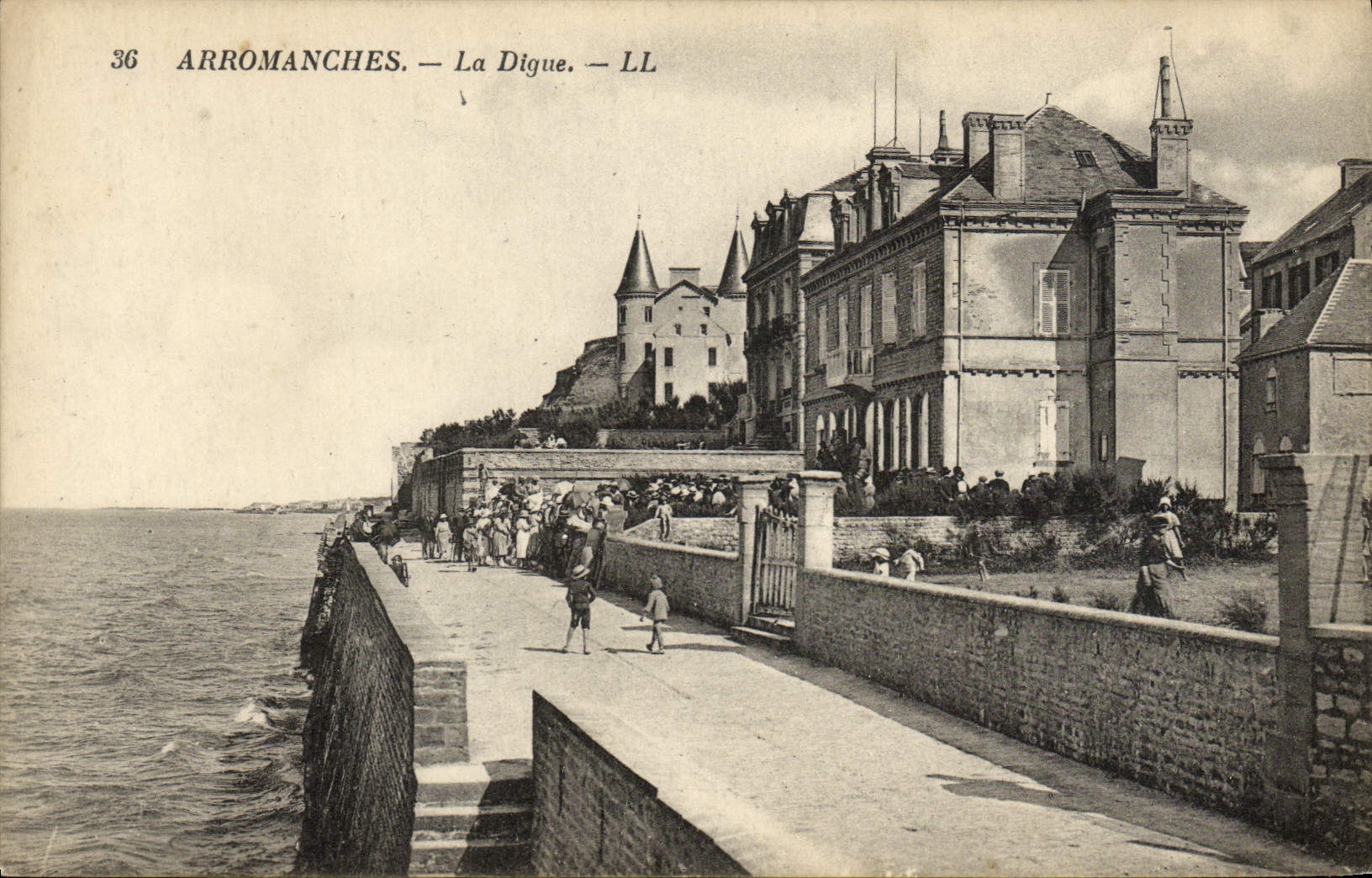 CPA Arromanches La digue