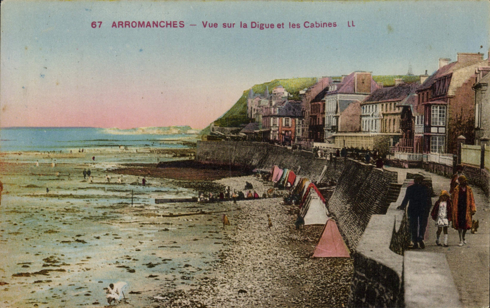CPA Arromanches Vue sur la digue et les cabines