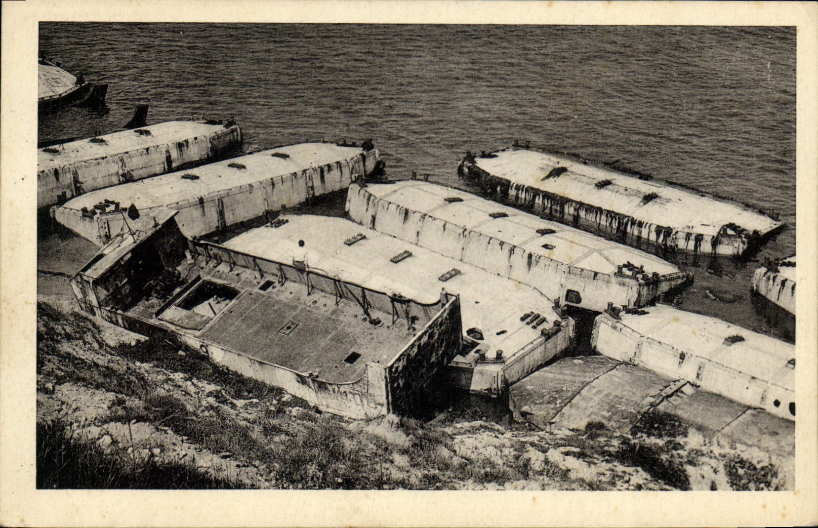 CPA Arromanches petits bateaux flotteurs en ciment utilises pour le debarquement Militaria 
