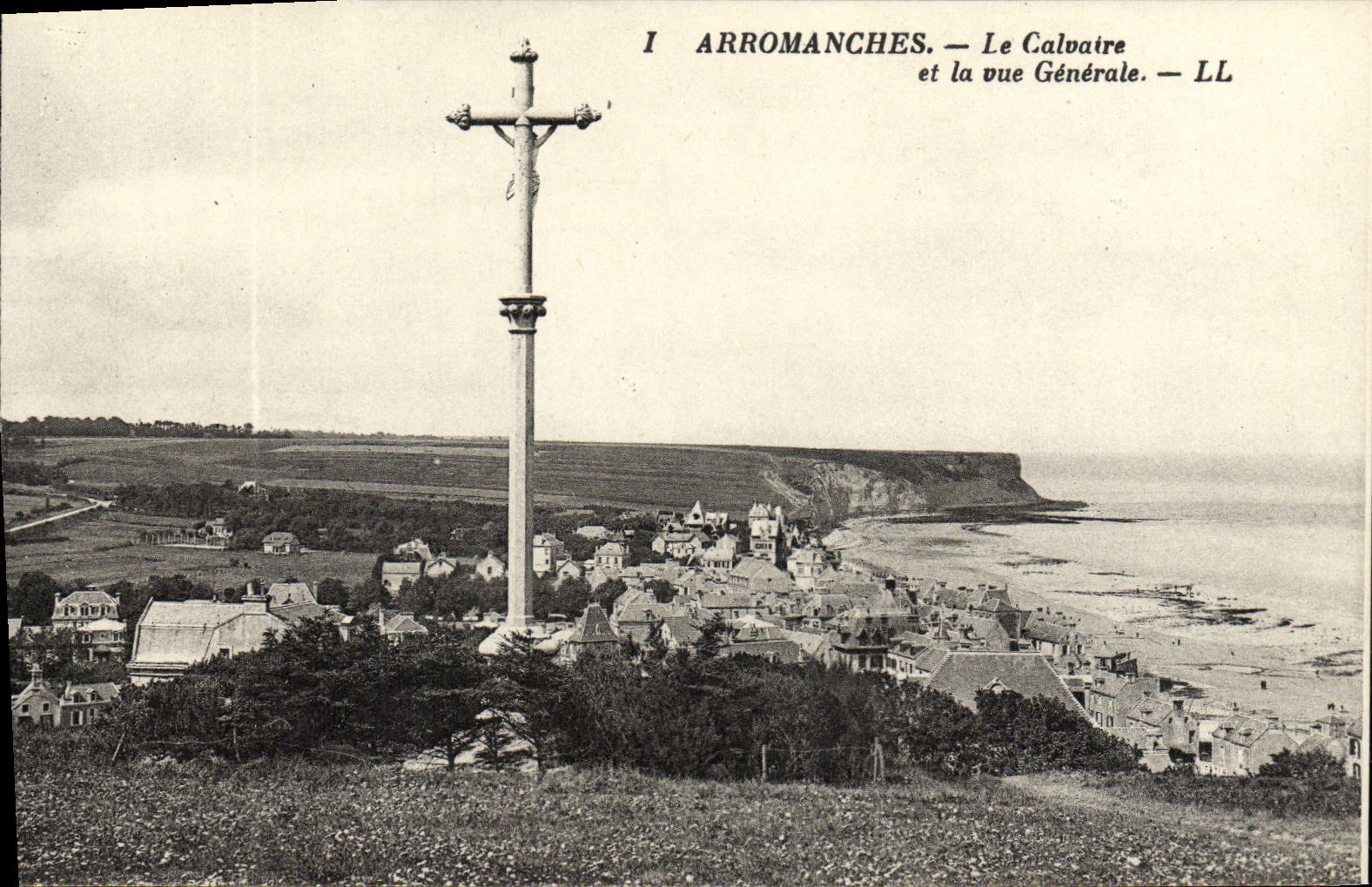 CPA Arromanches Le calvaire et la vue generale