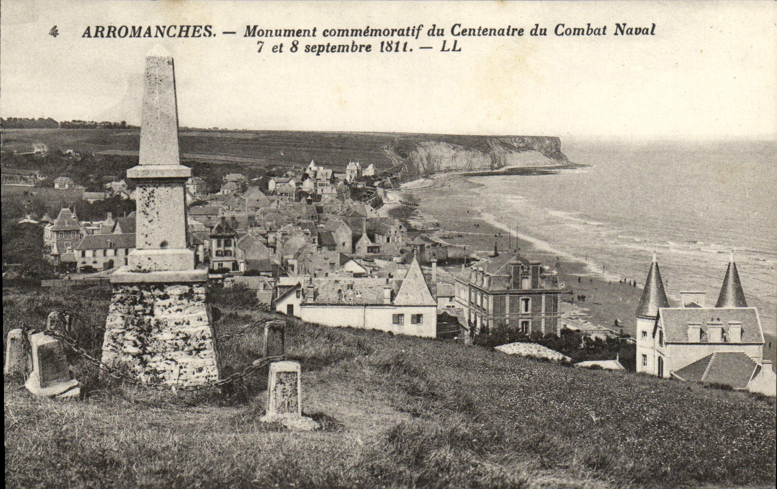 CPA Arromanches Monument commemoratif du centenaire du combat naval 1811