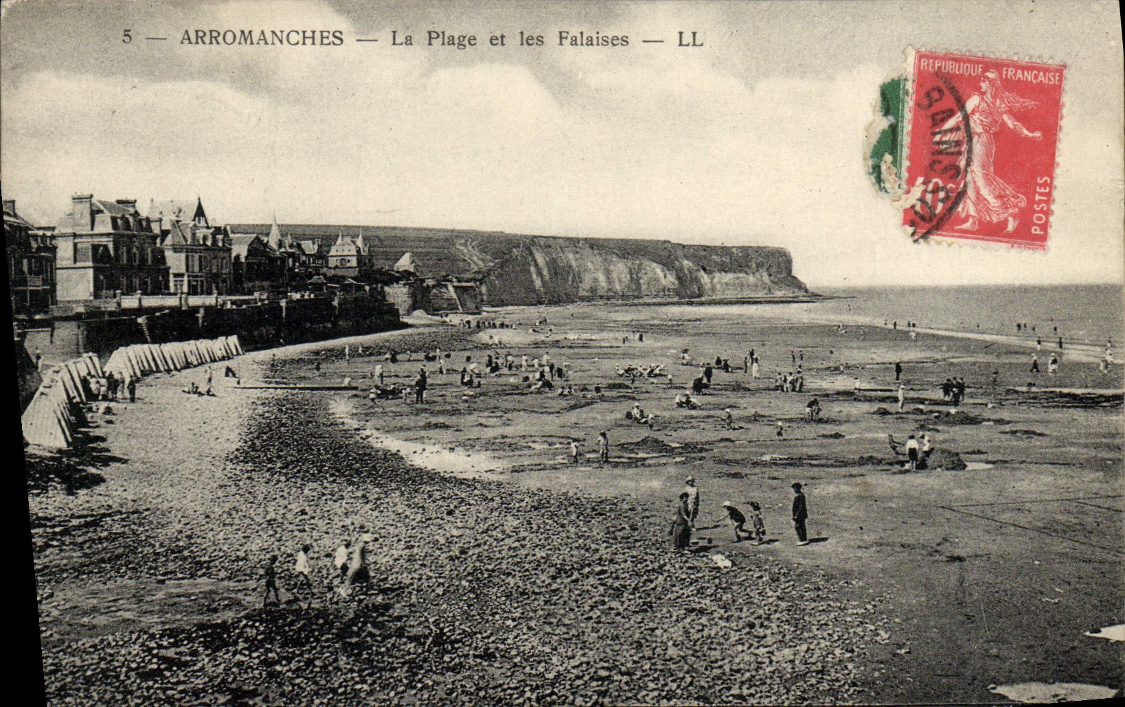 CPA Arromanches La plage et les falaises