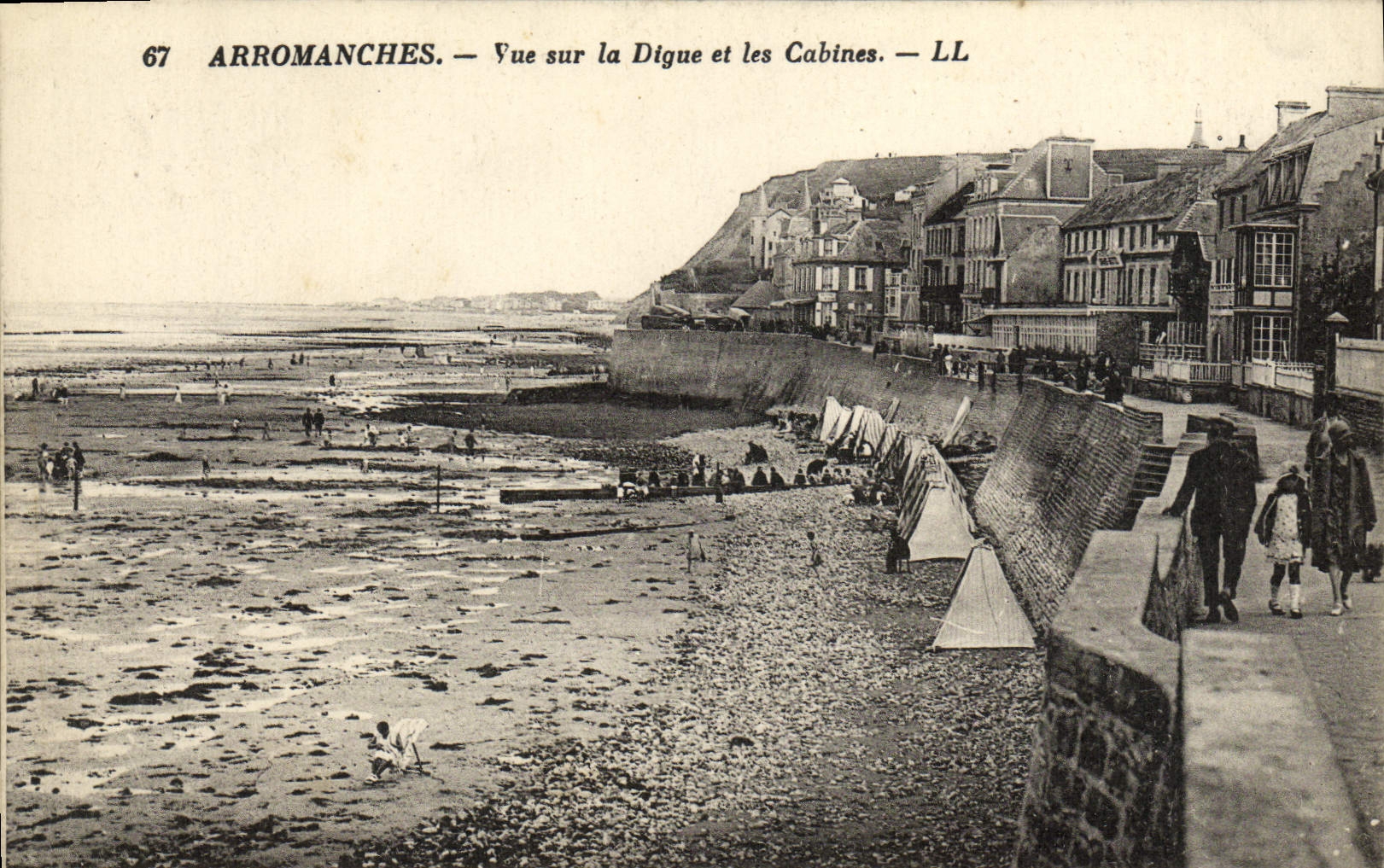 CPA Arromanches Vue sur la digue et les cabines