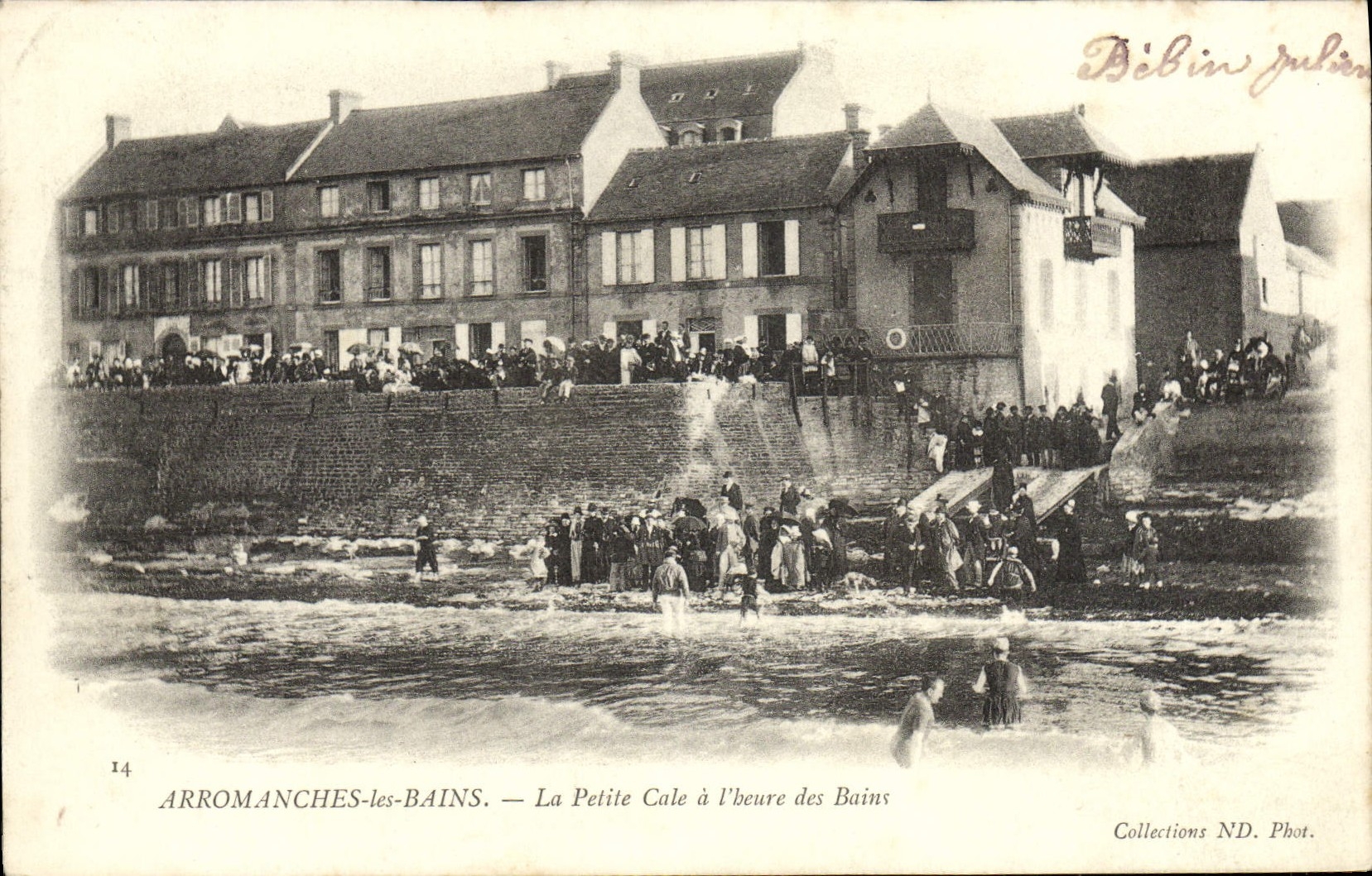 CPA Arromanches Les Bains La Petite Cale A l'Heure Des Bains